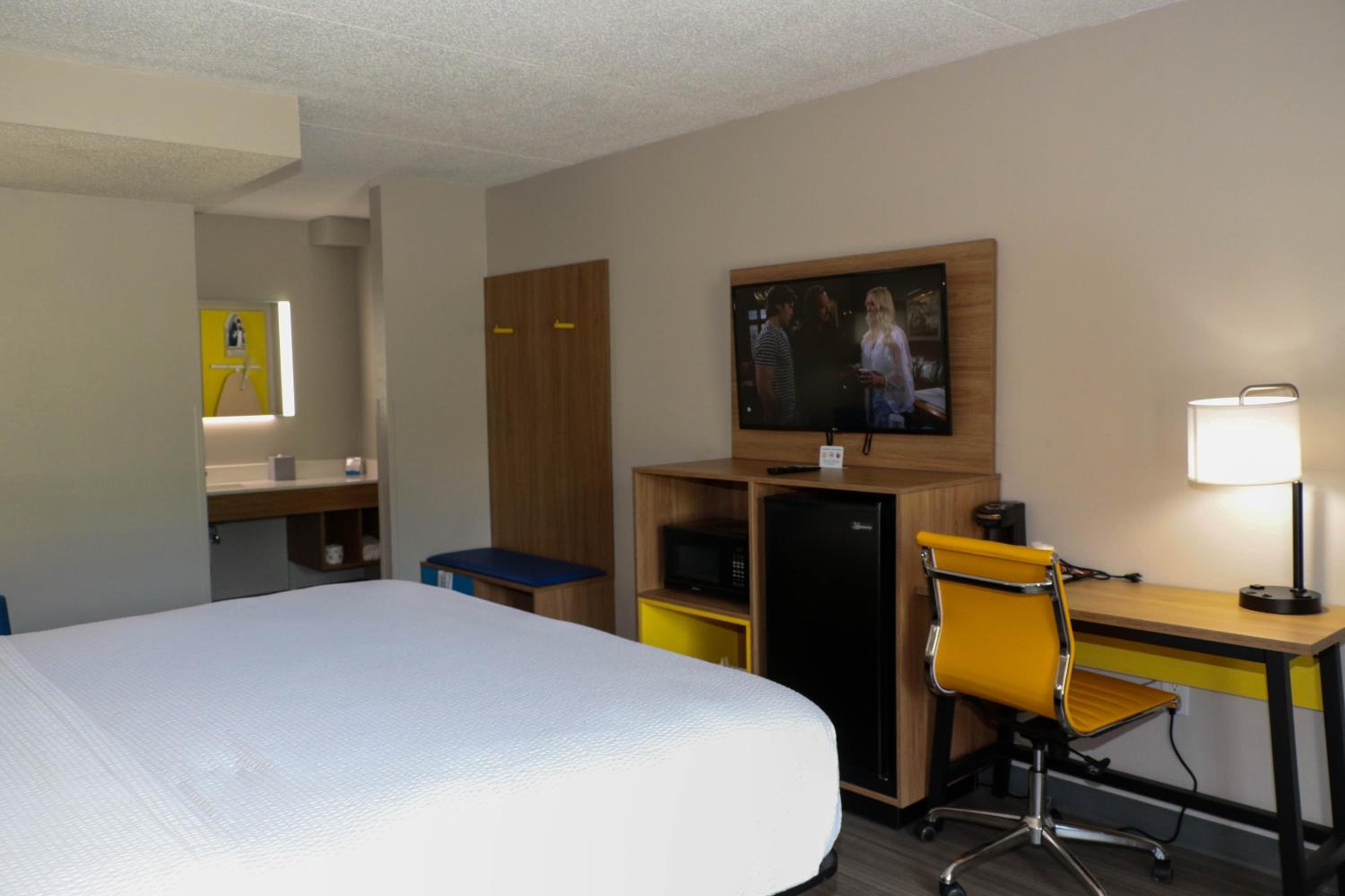 King Room - Non-Smoking - Photo 3