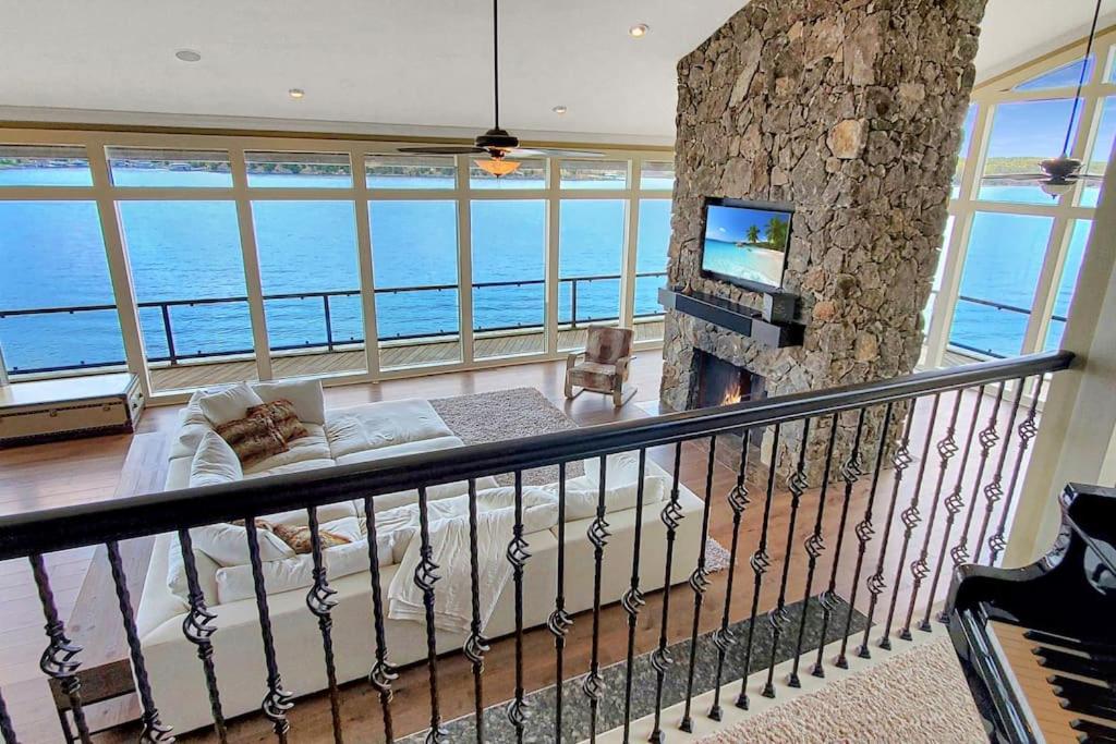 Five-Bedroom House photo 2