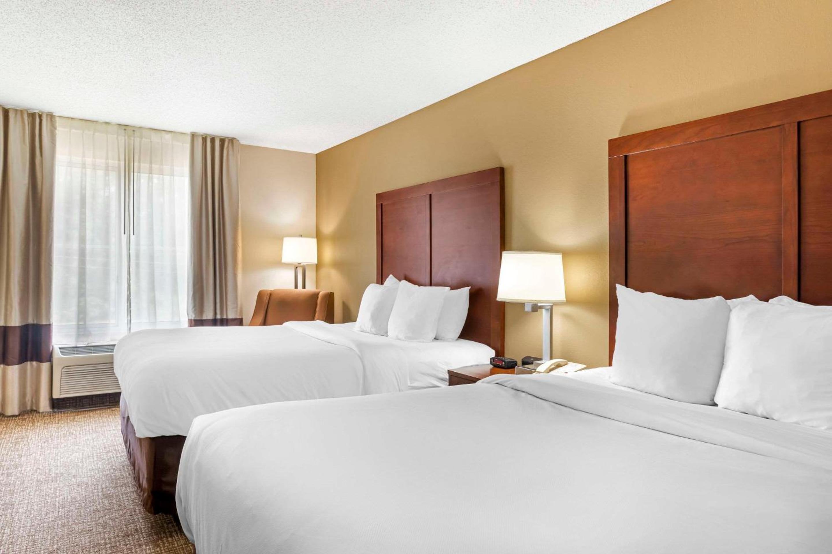 Queen Room with Two Queen Beds - Non-Smoking photo 3