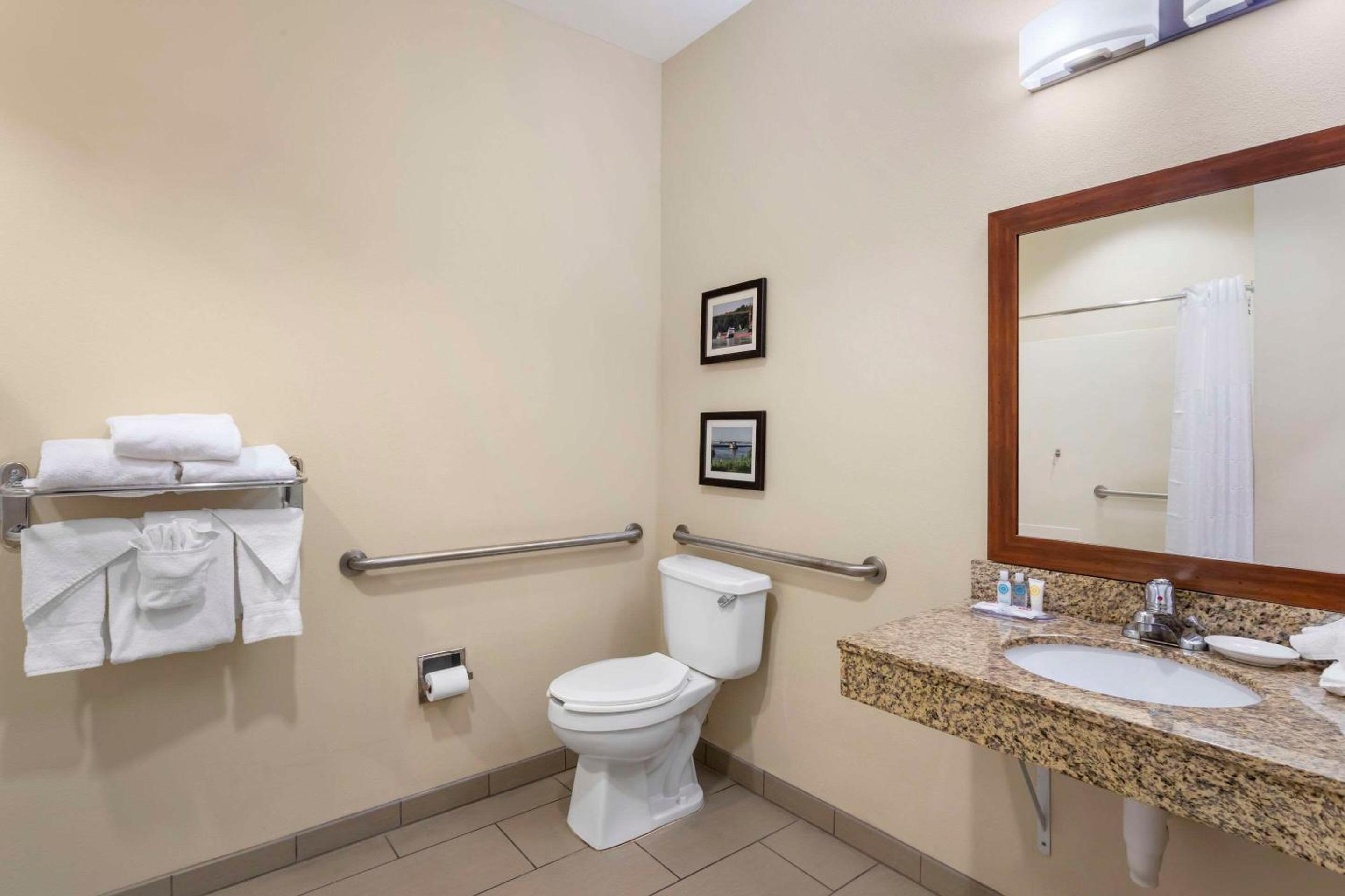 Queen Room with Two Queen Beds - Accessible/Non-Smoking photo 2
