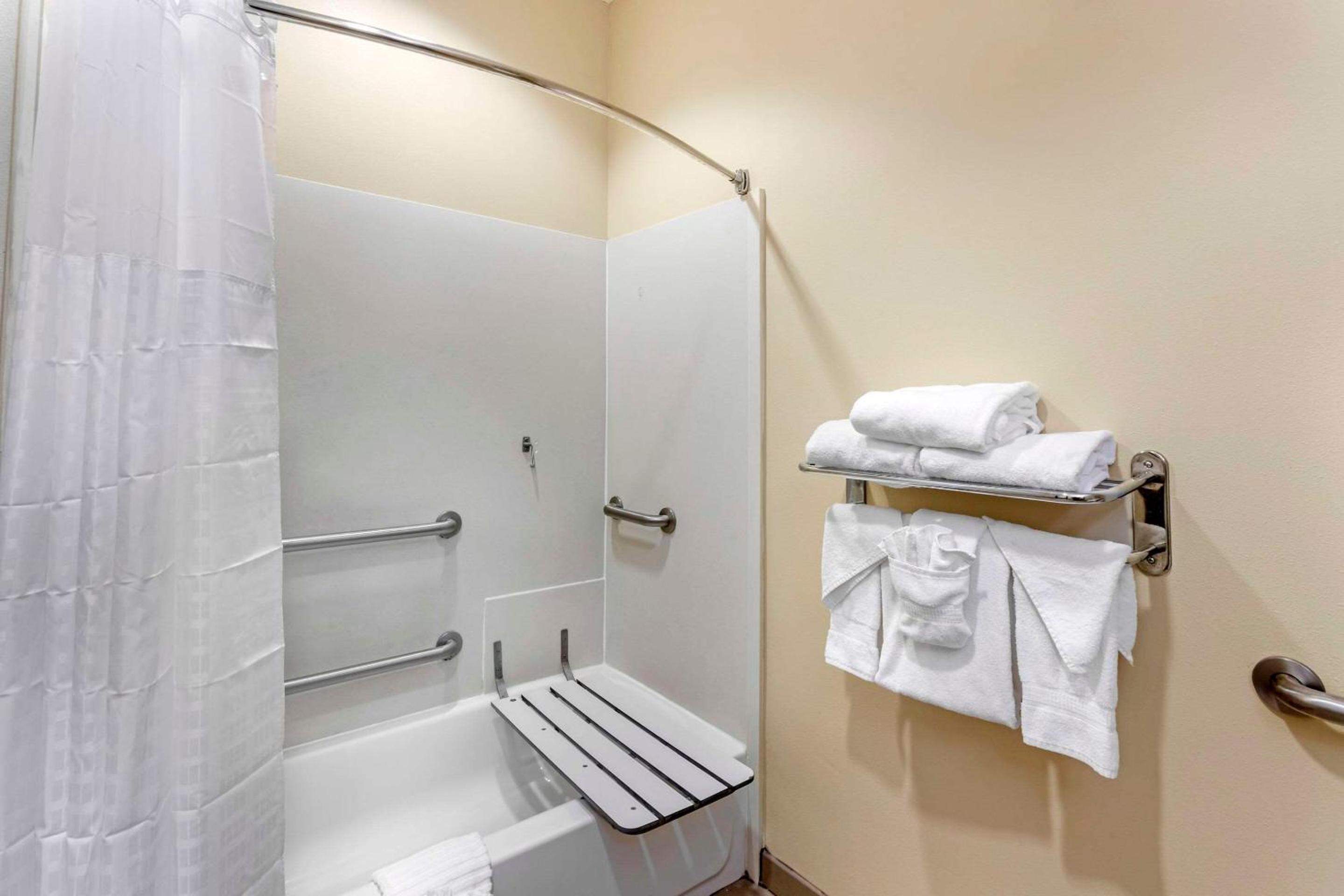 Queen Room with Two Queen Beds - Accessible/Non-Smoking photo 3