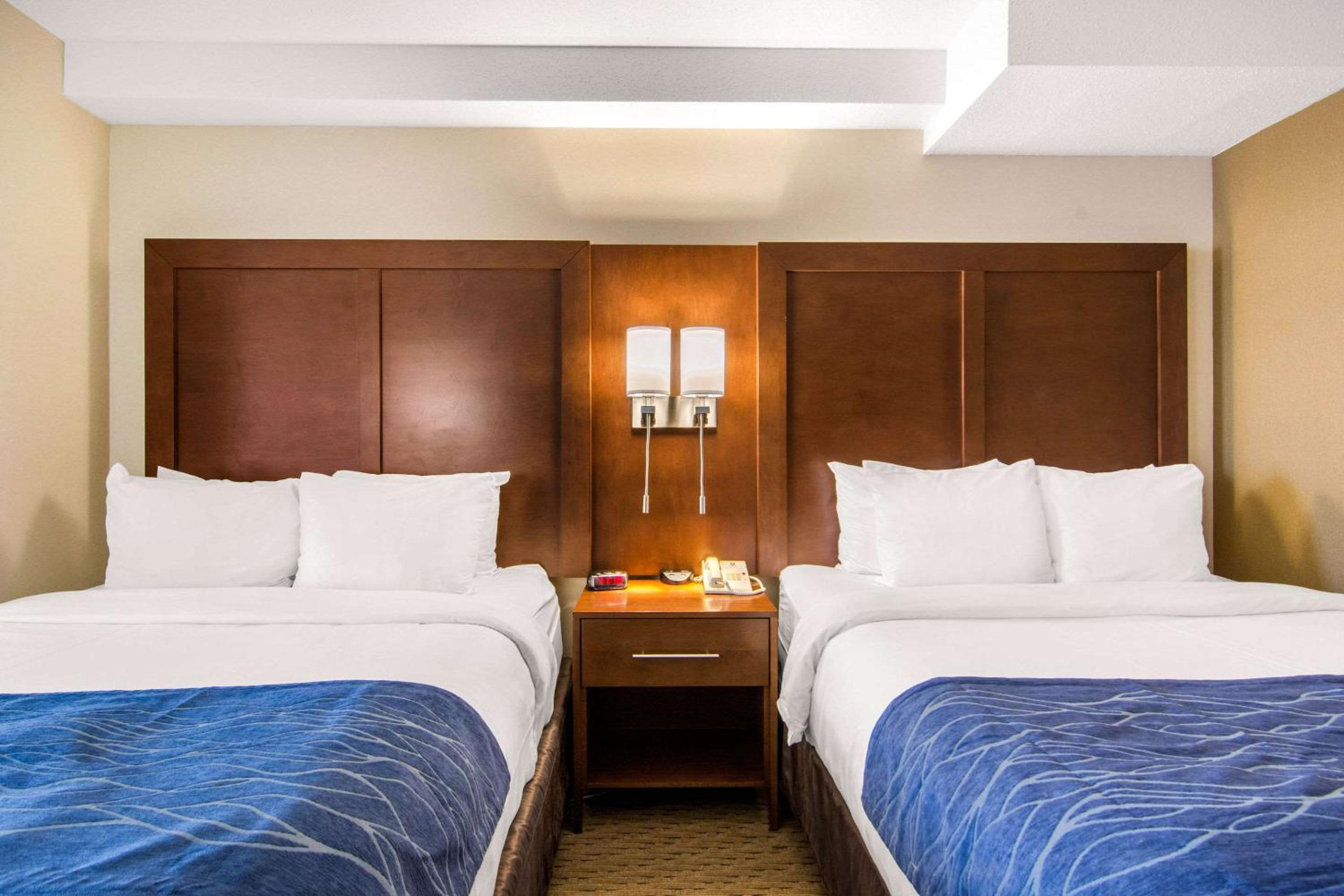 Queen Room with Two Queen Beds - Non-Smoking - Photo 1