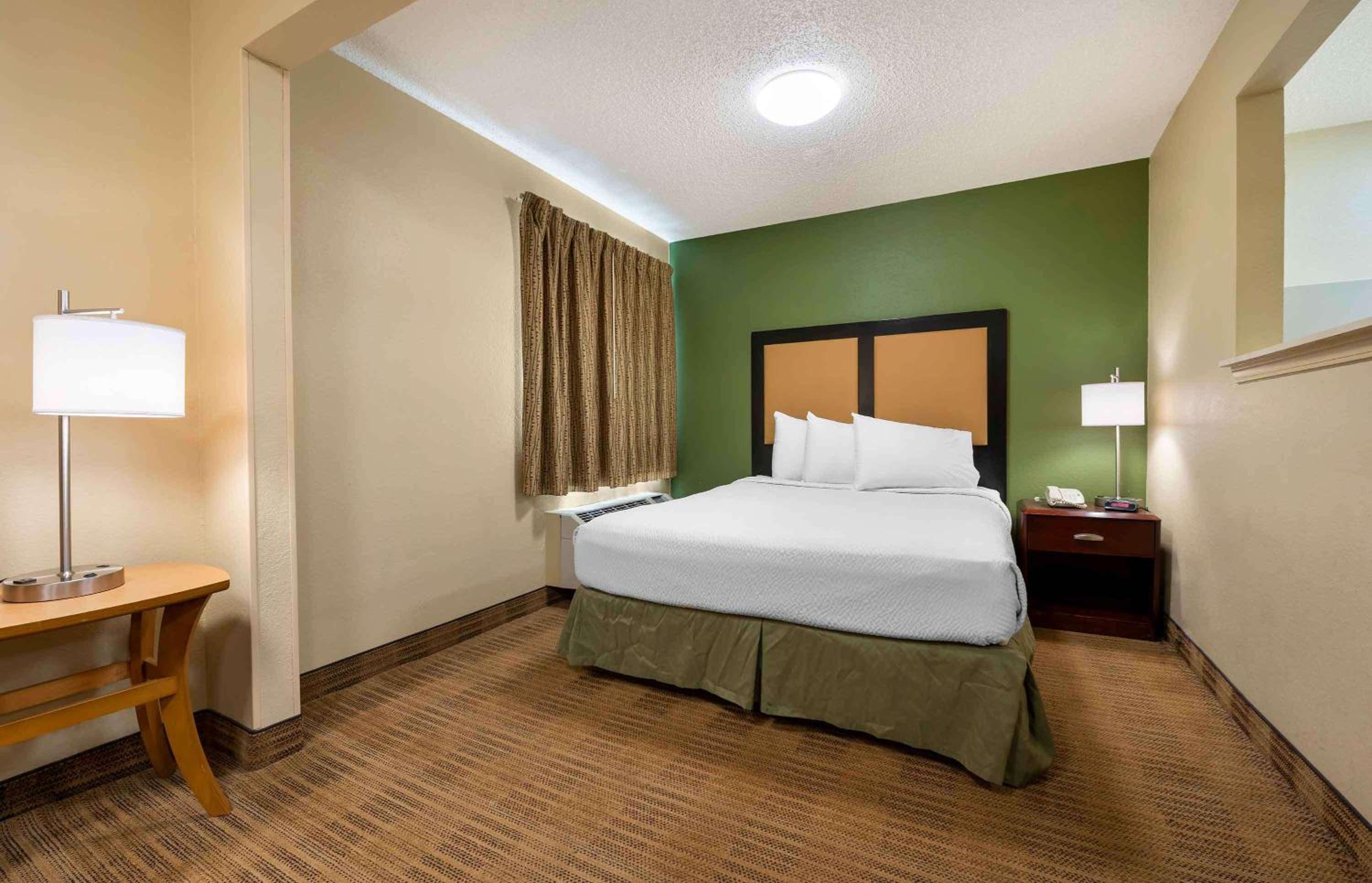 Deluxe Studio With 1 Queen Bed - Non-Smoking