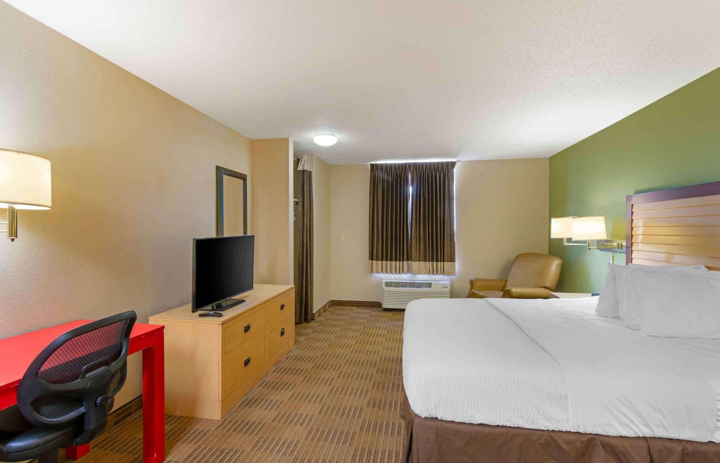 Queen studio with 1 Queen Bed - Disability Access/Non-Smoking - Photo 5