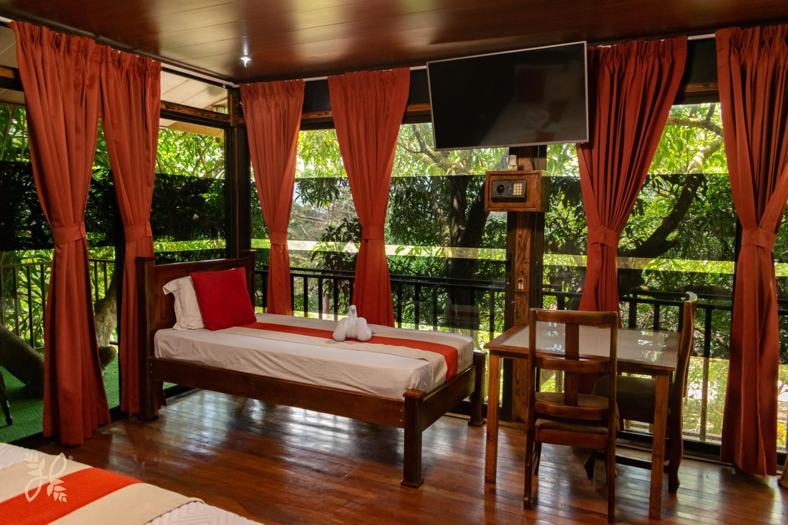 Deluxe Treehouse with Bathtub