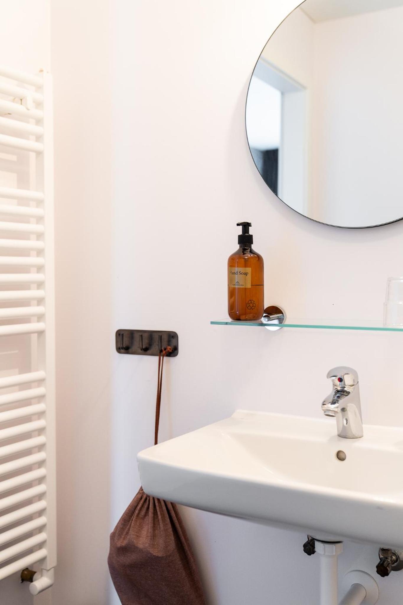 King Room with Roll-In Shower - Disability Access - Photo 18