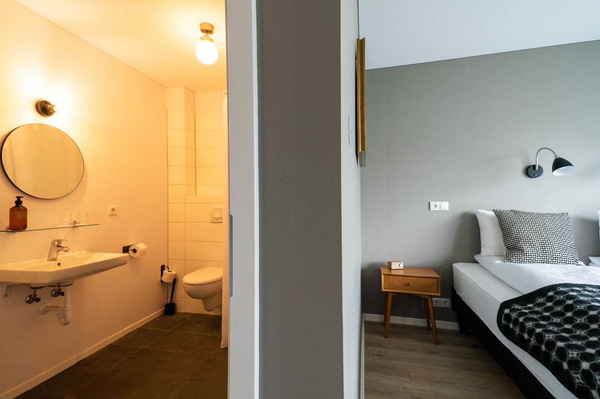 King Room with Roll-In Shower - Disability Access - Photo 11