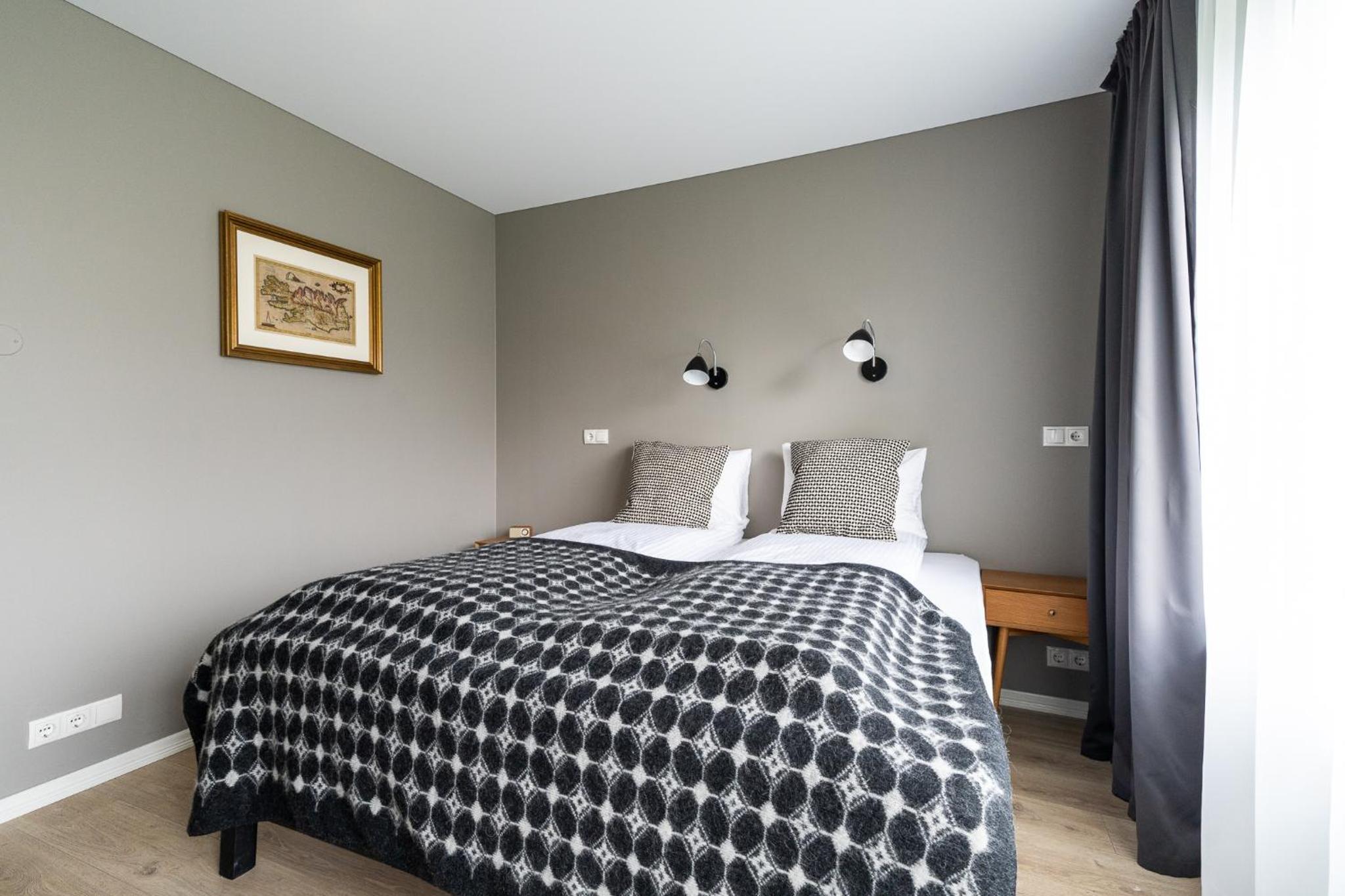 King Room with Roll-In Shower - Disability Access - Photo 8