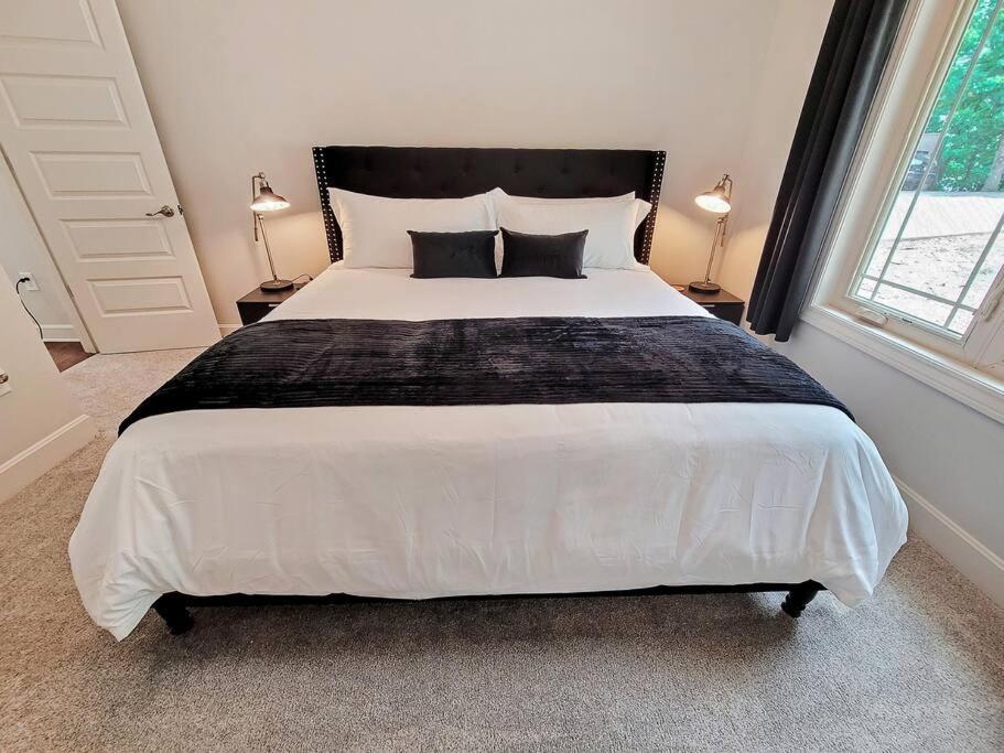 Five-Bedroom House photo 1