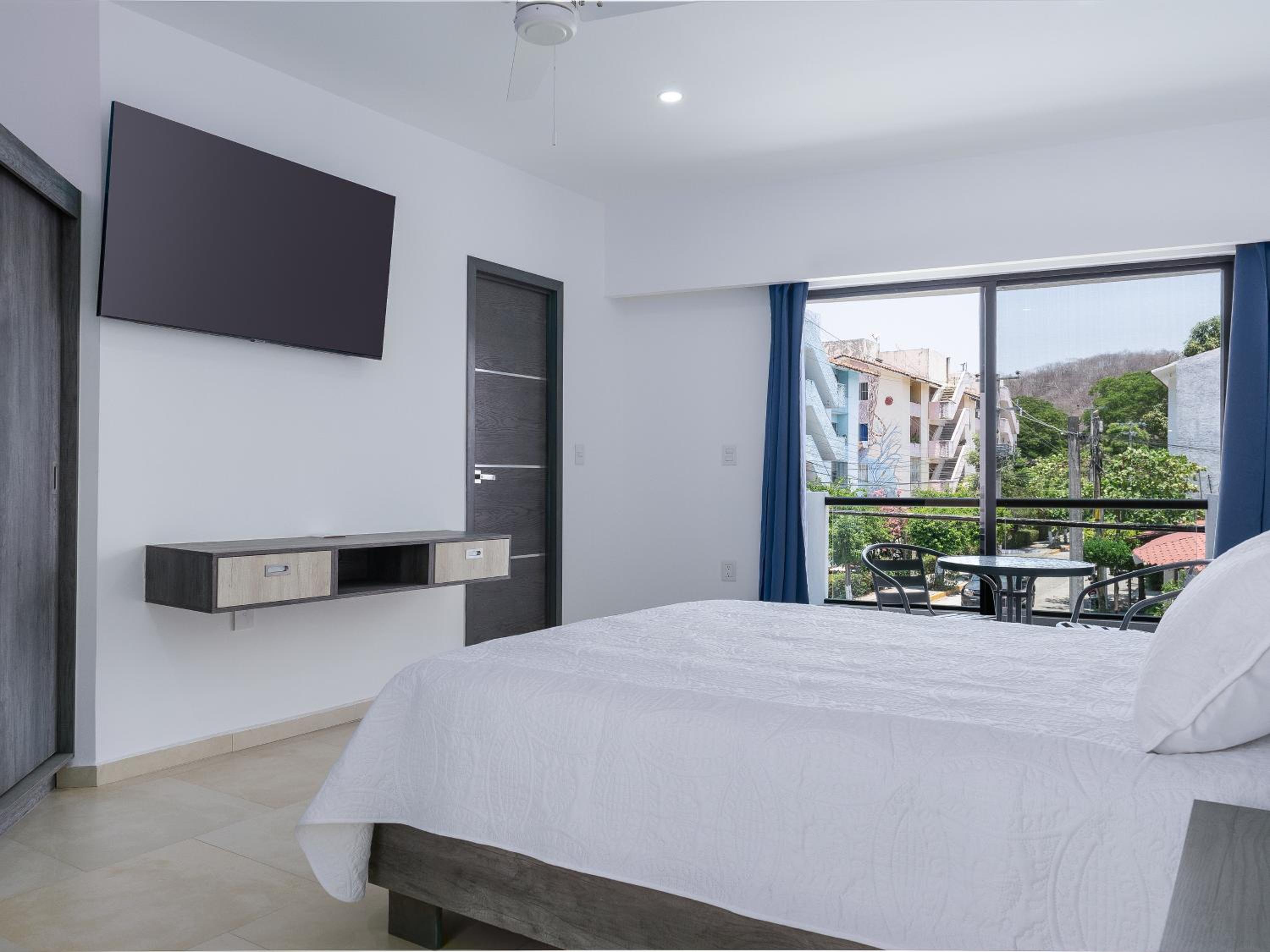 Deluxe Double Room - Photo 10