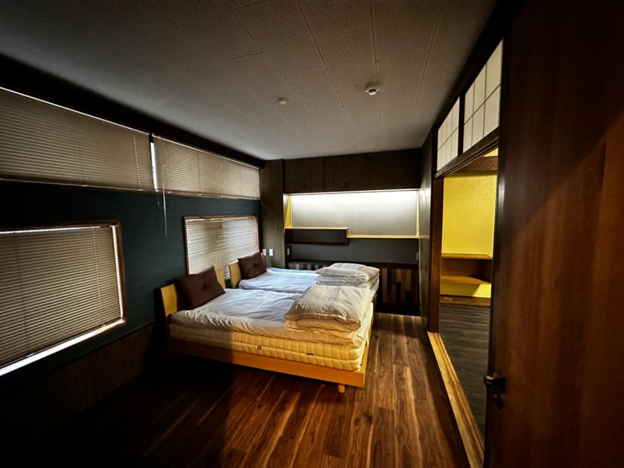 Executive Backpackers Room with Shared Bath and Toilet