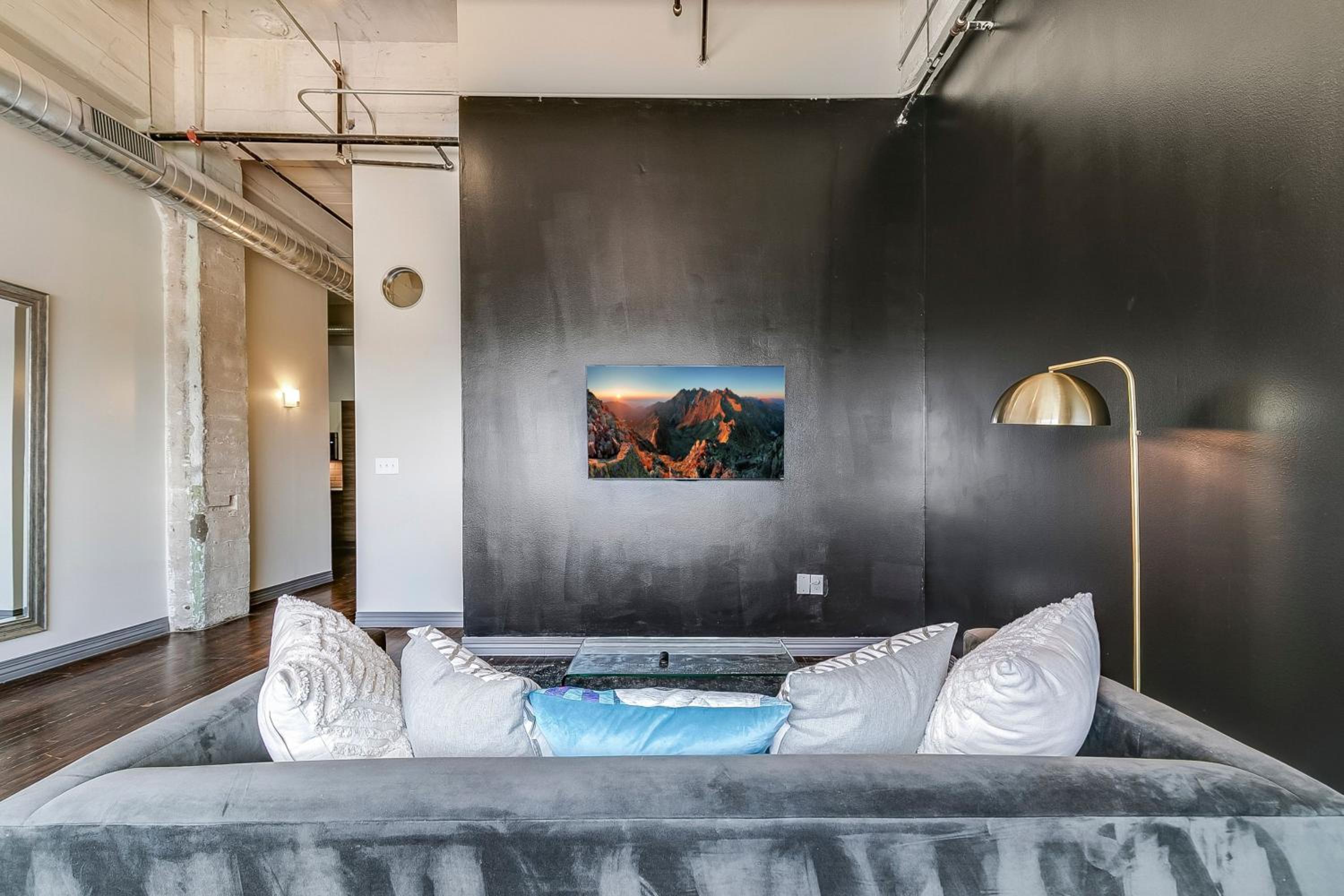 Spacious 2BR Loft|Pool+Desk+Valet
