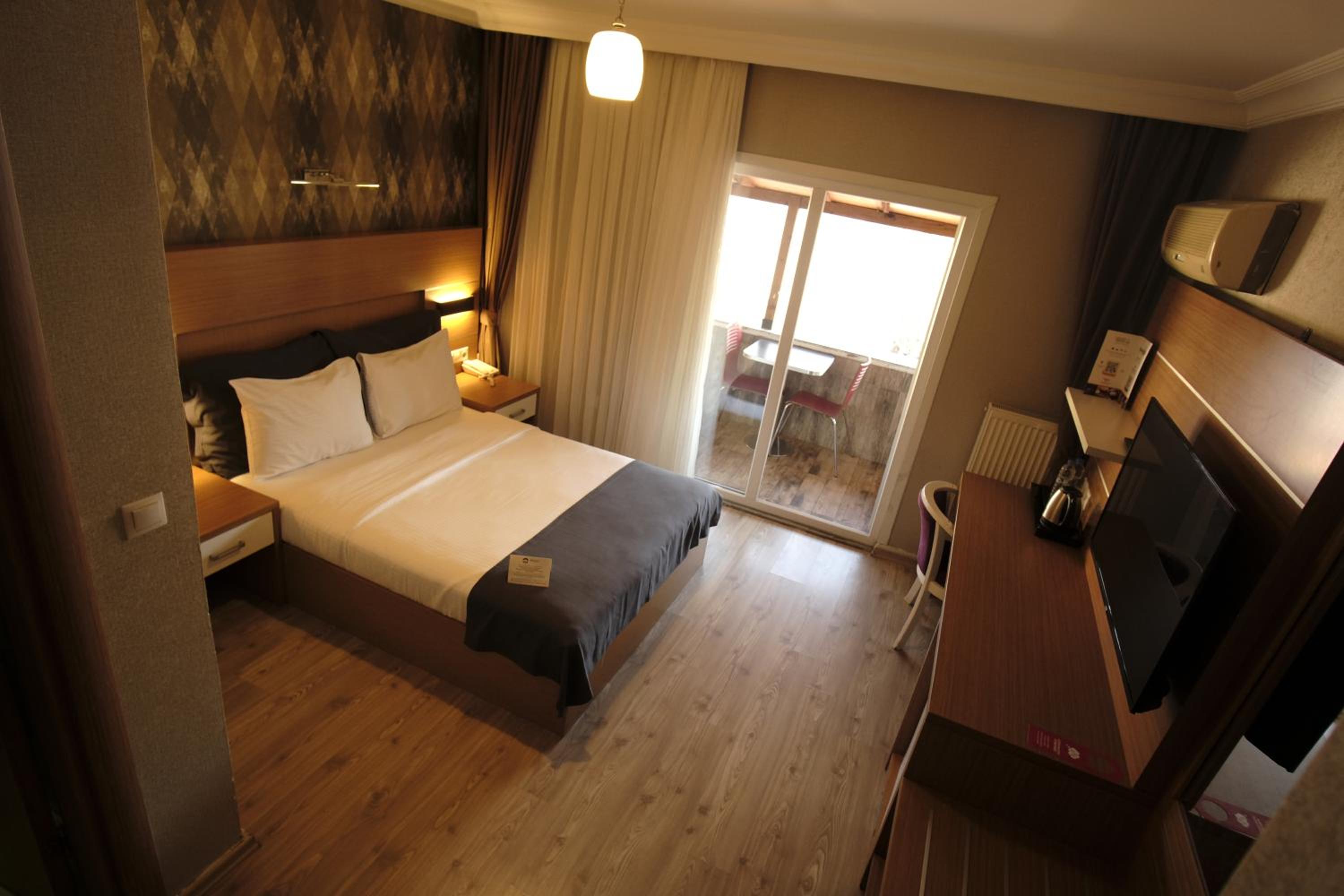 Double Room with Balcony - Photo 1
