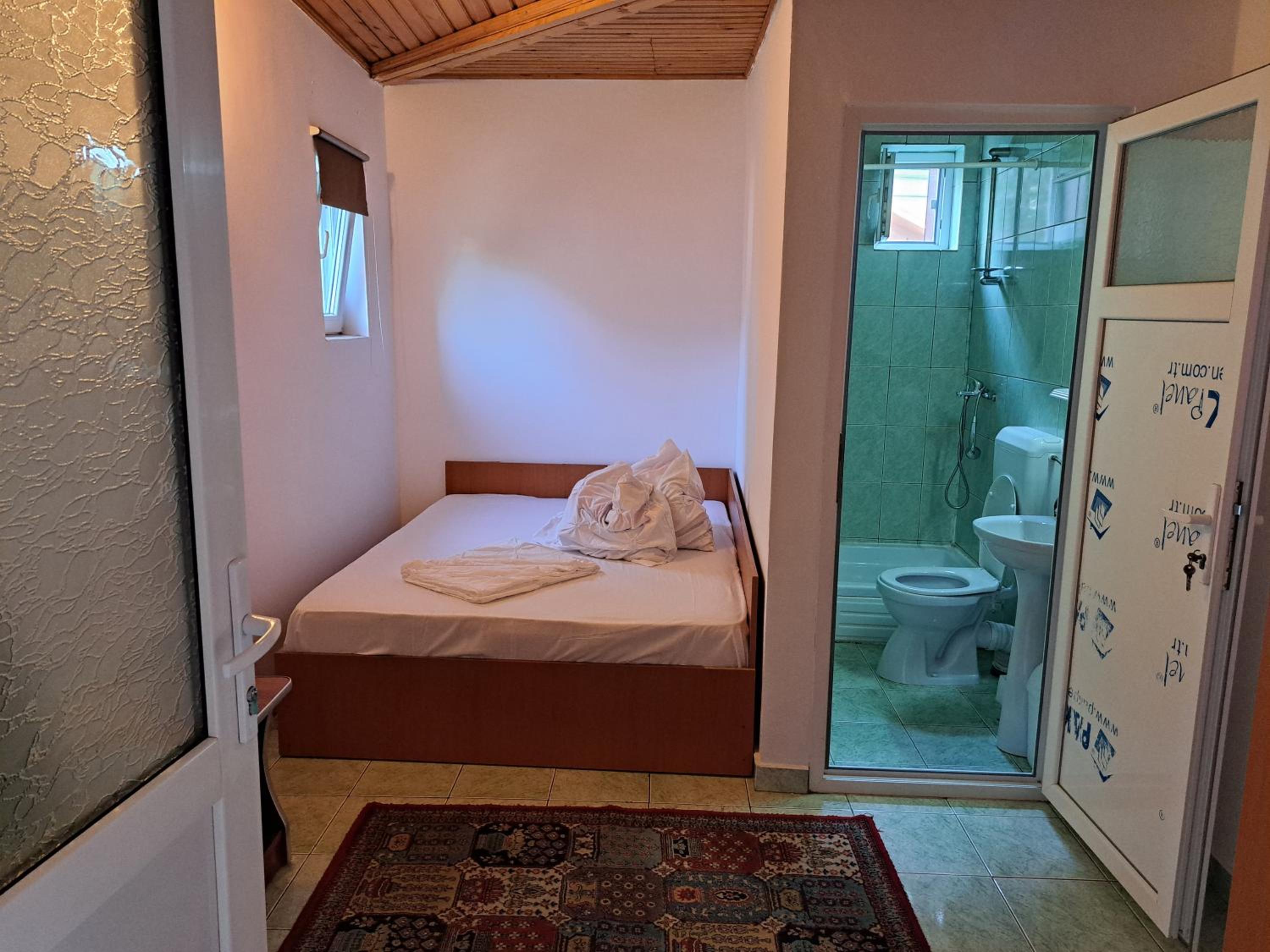 Double Room with Private Bathroom - Photo 1