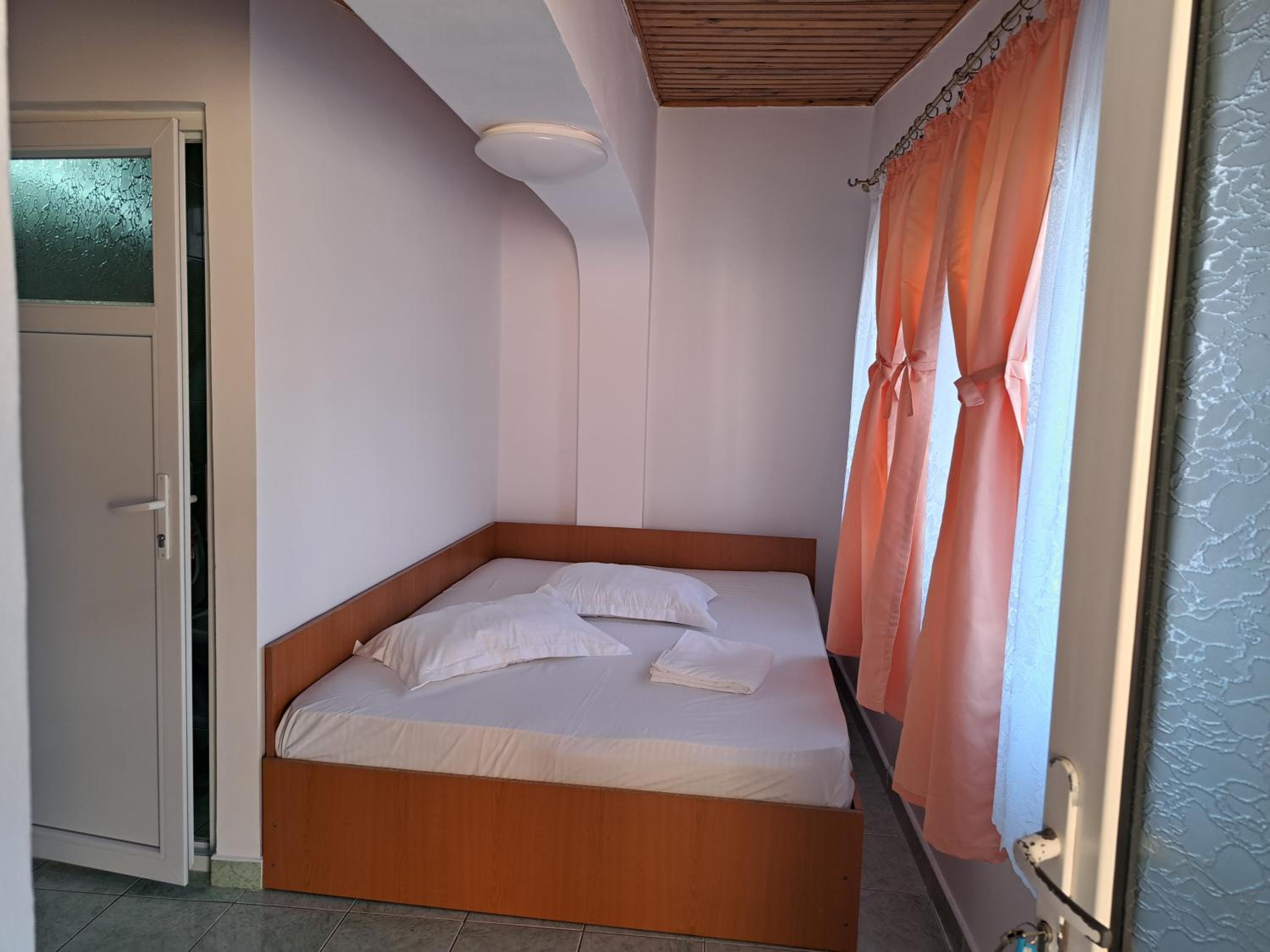 Double Room with Private Bathroom - Photo 3