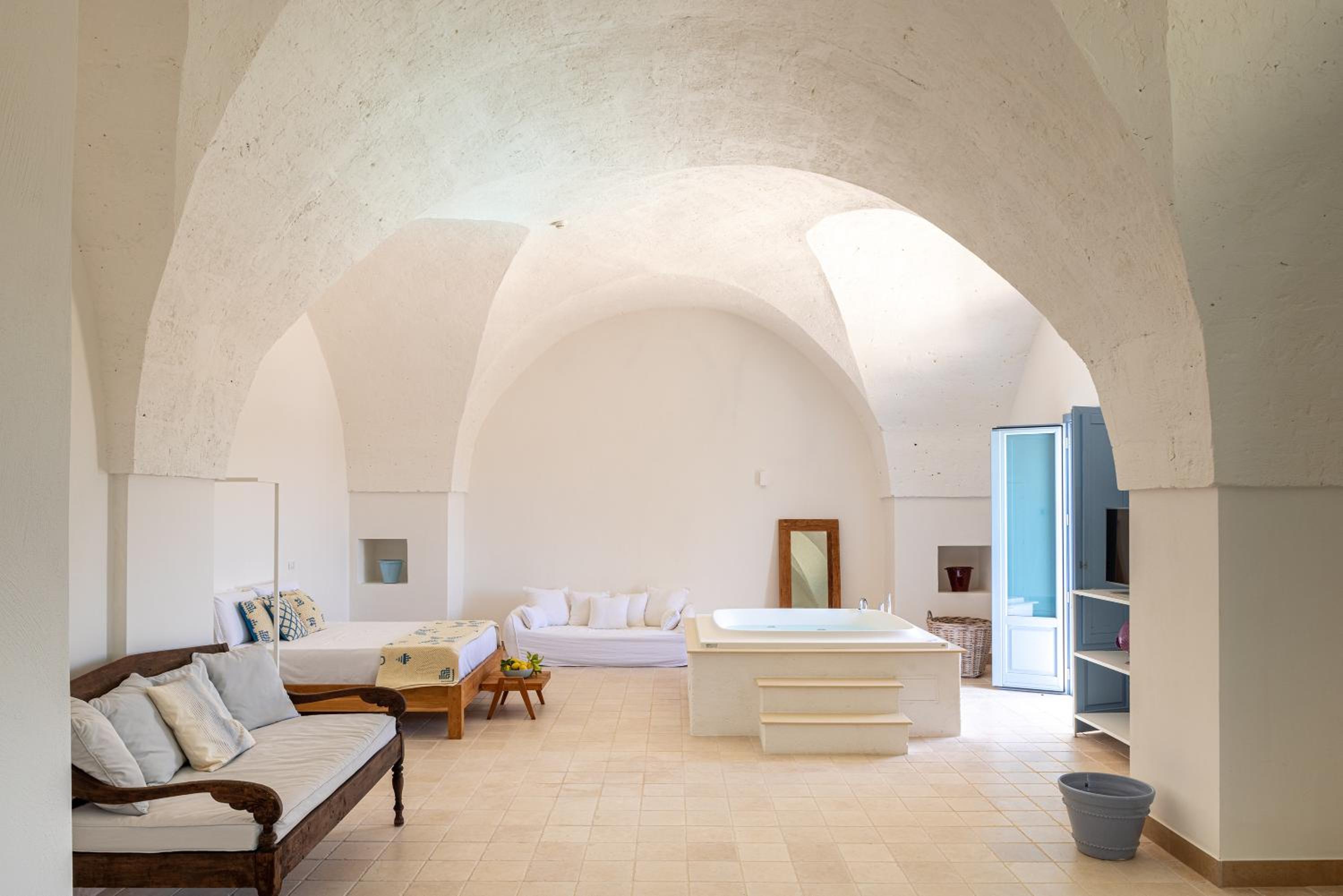 Junior Suite with Balcony - Photo 4