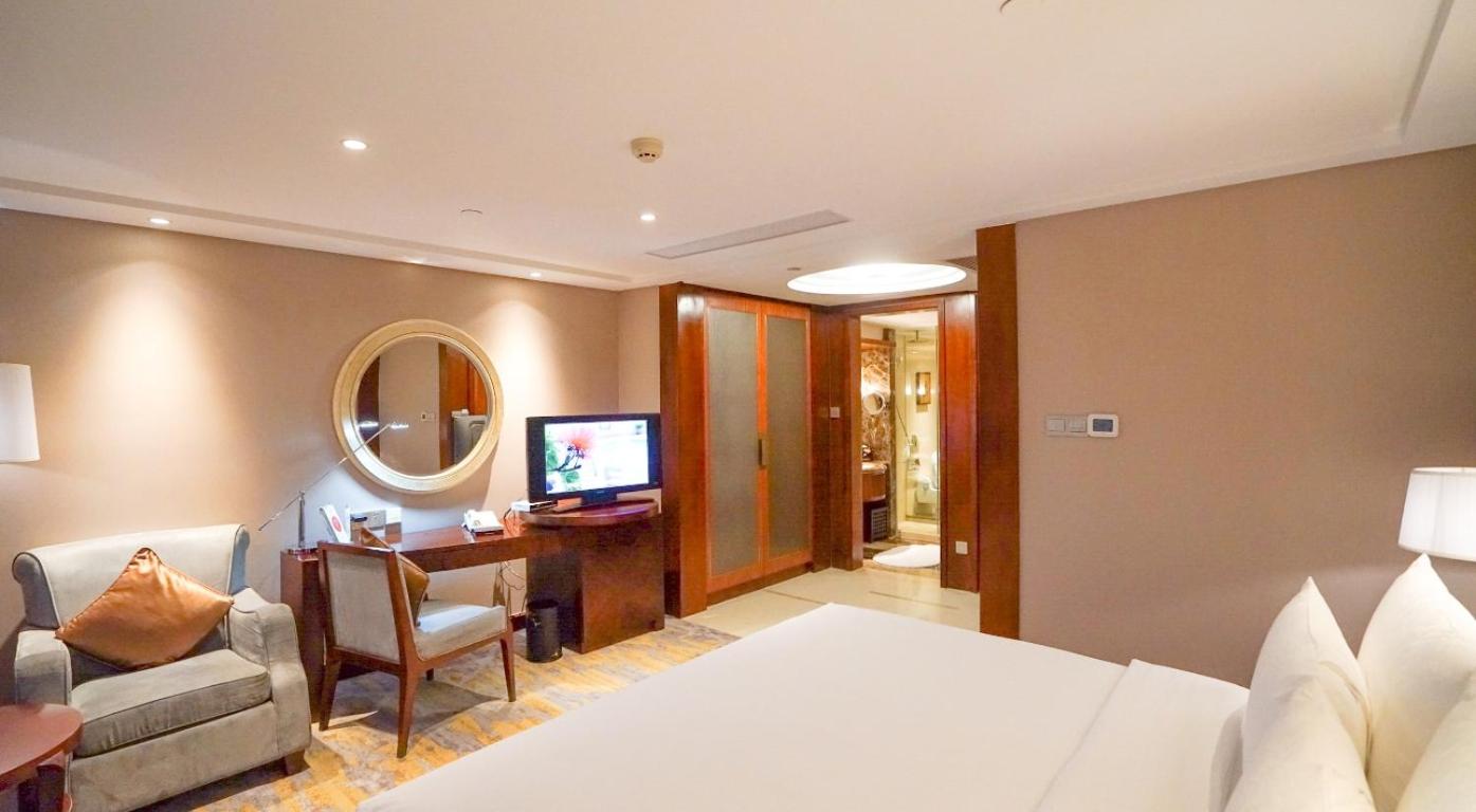 Deluxe King Room - Photo 2