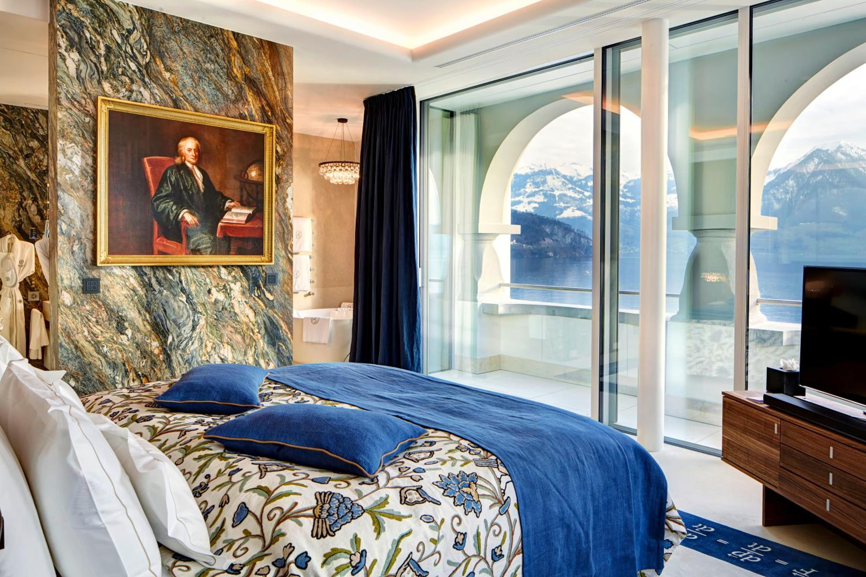 Deluxe Residence with Lake View - Photo 3