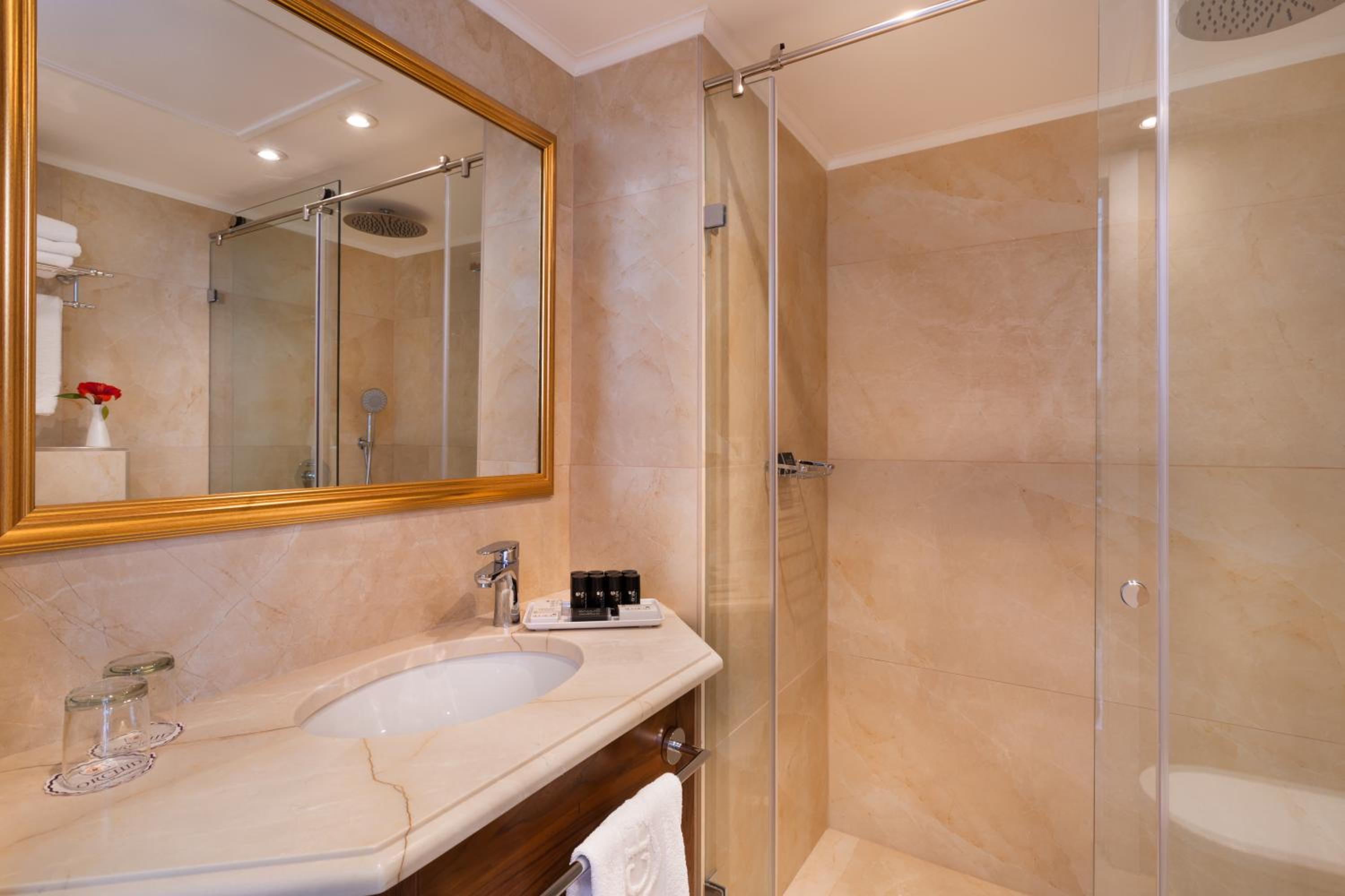 Double Room with City View - Photo 3