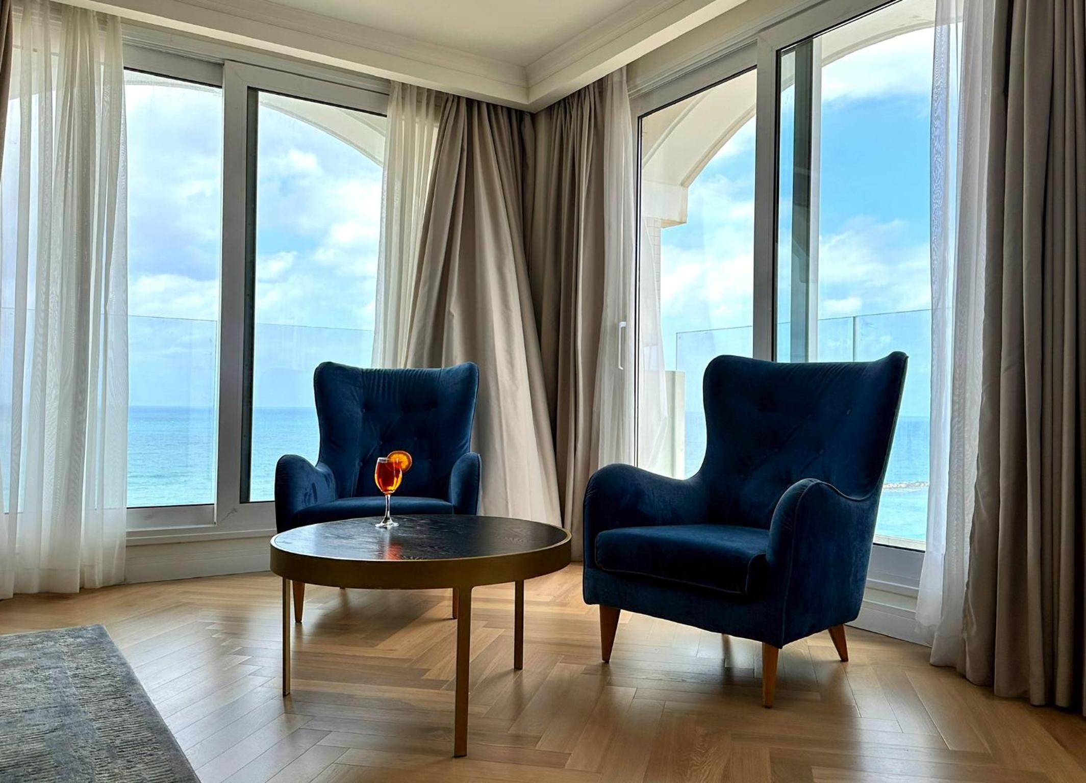 Executive Suite - Photo 3