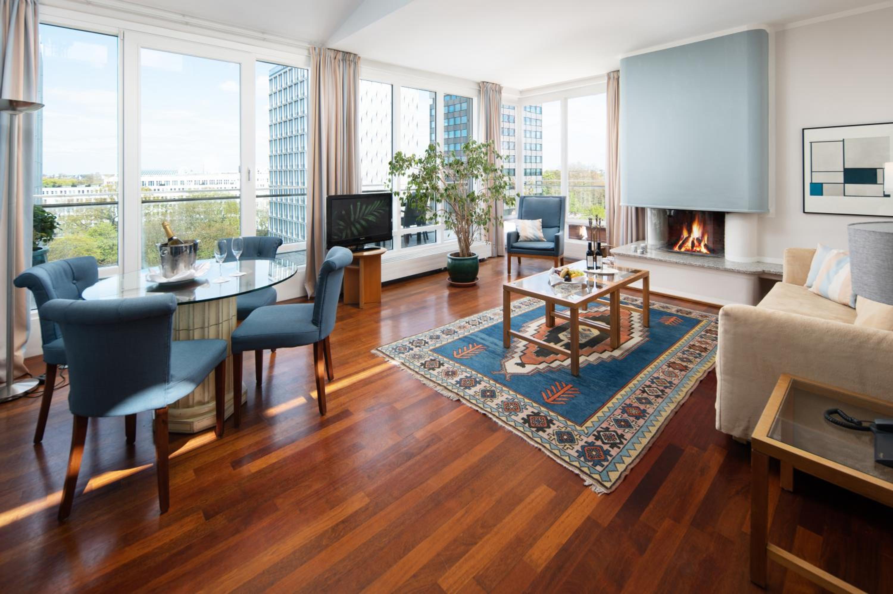 Penthouse Suite with Balcony - Photo 7