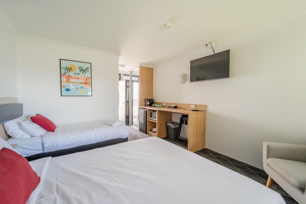 Queen and Single Room