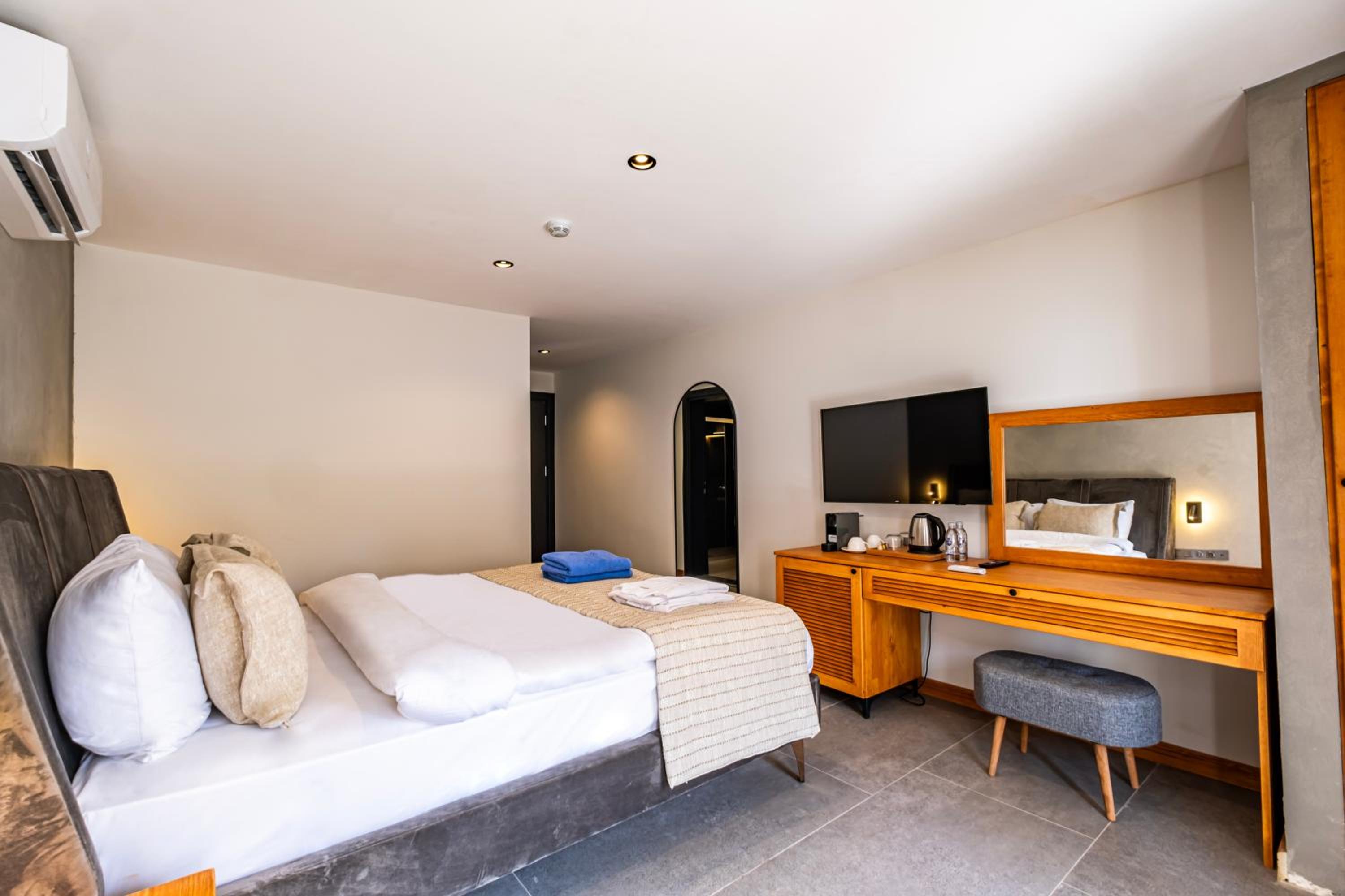 Double Room with Garden View - Photo 10