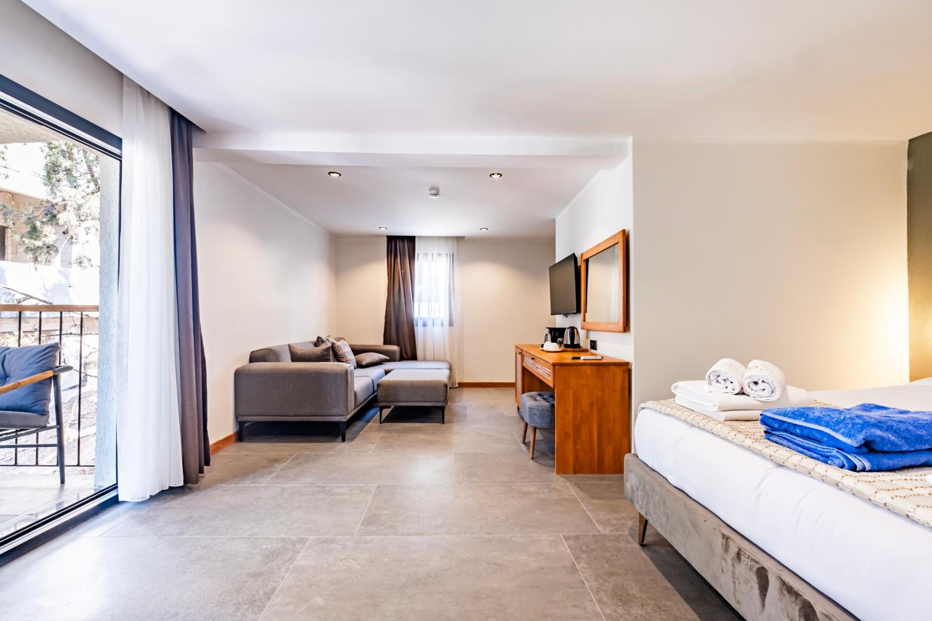 Suite with Sea View - Photo 11