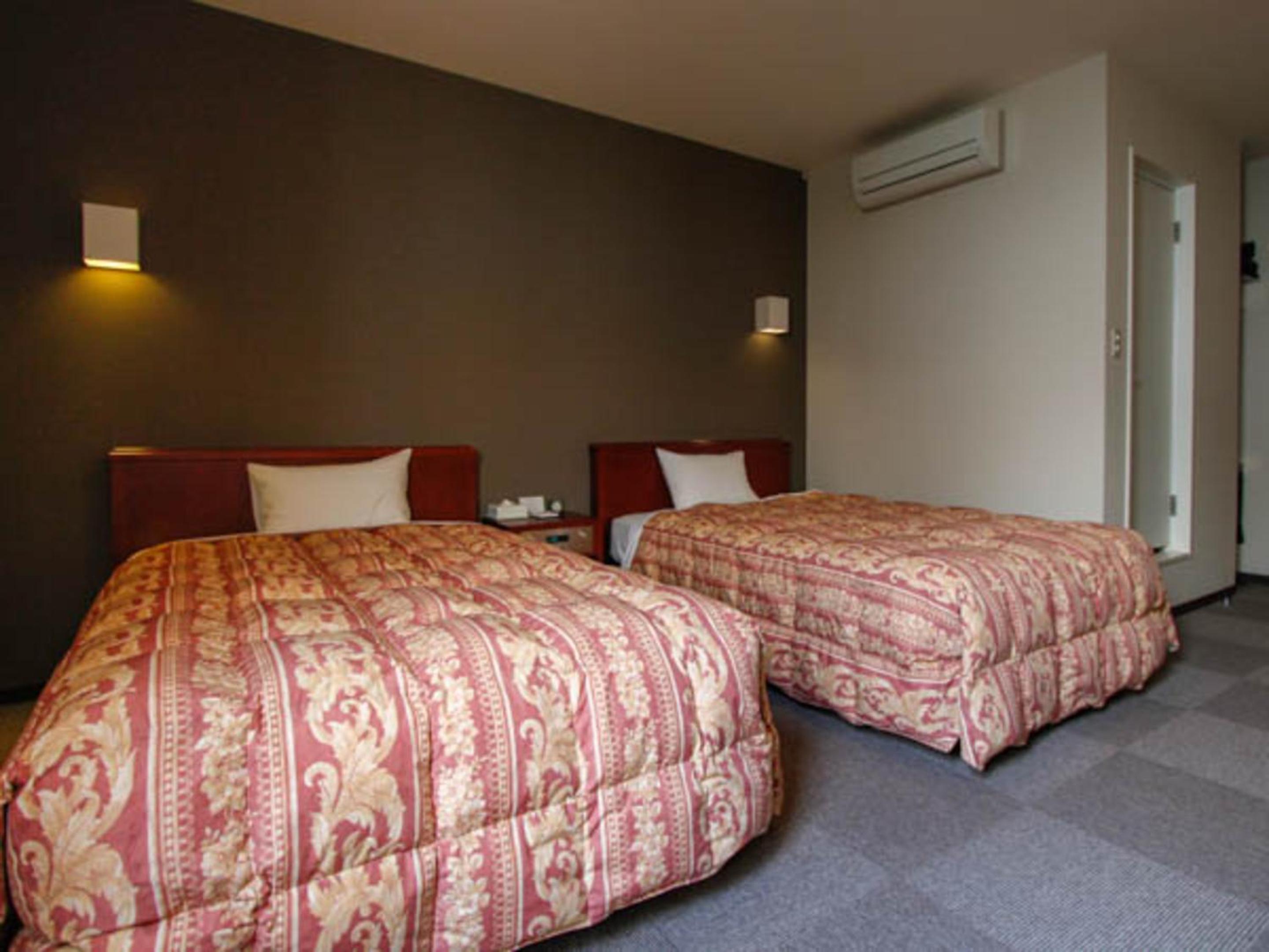Twin Room - Non-Smoking photo 1