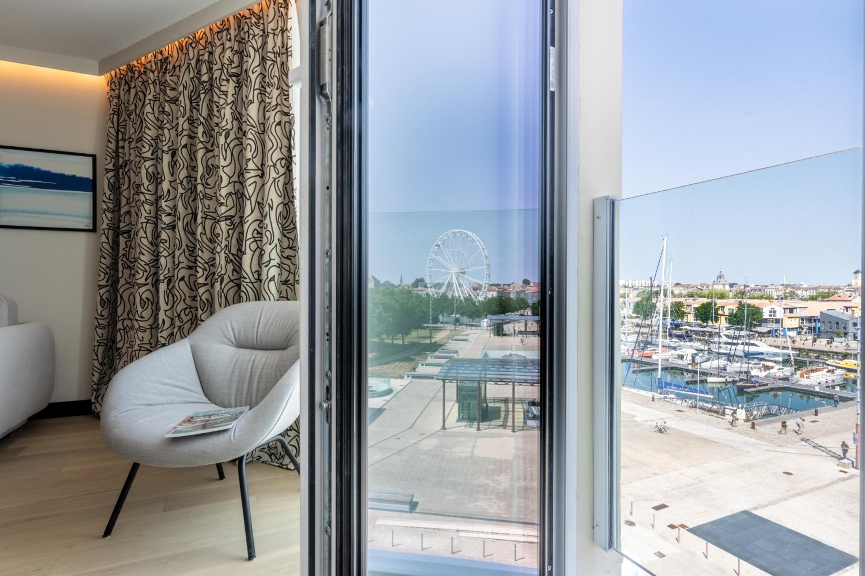 Junior Suite with Harbor View - Photo 3