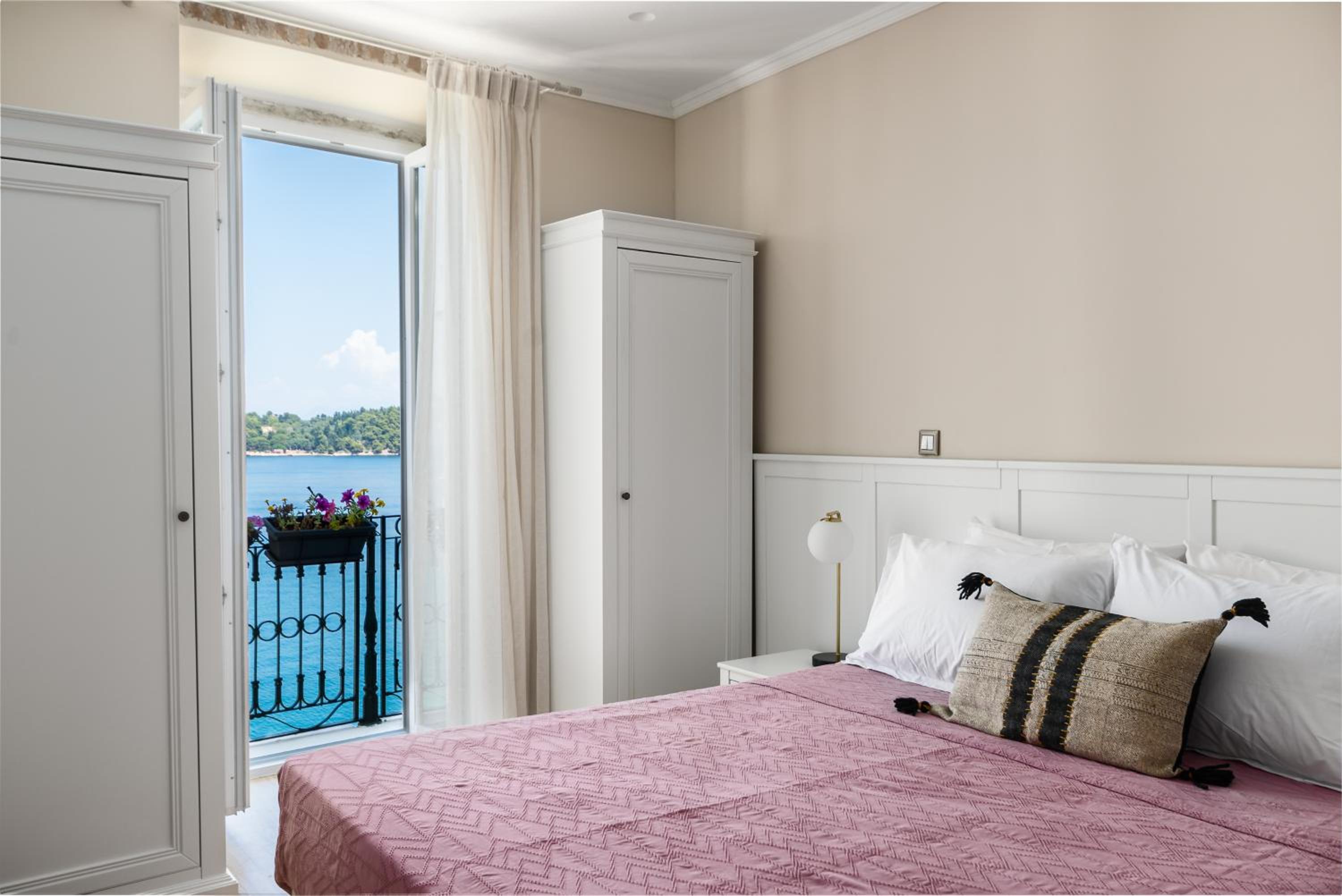 One-Bedroom Suite with Balcony and Sea view photo 1