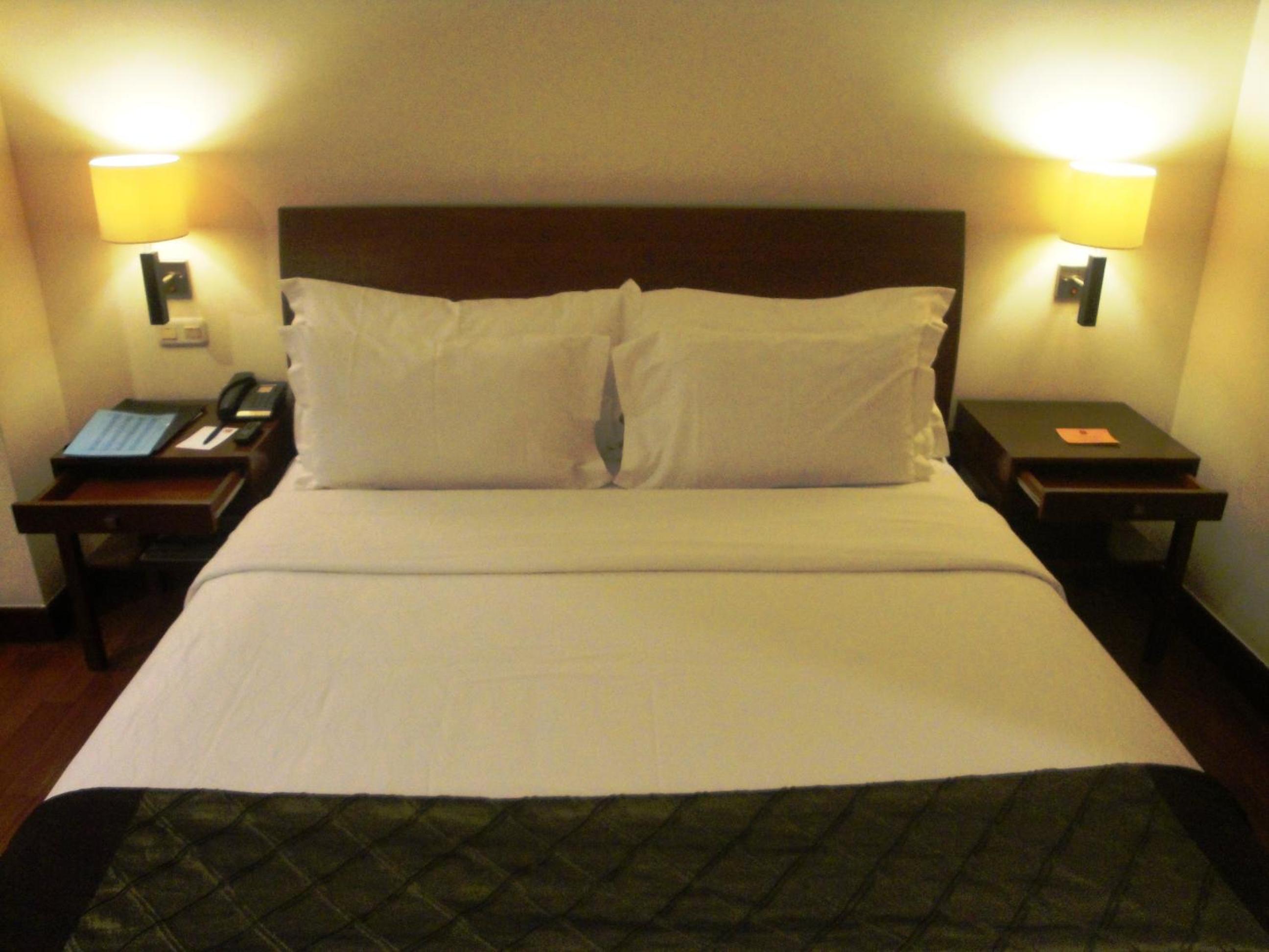 Deluxe Double or Twin Room with Partial Sea View - Photo 2