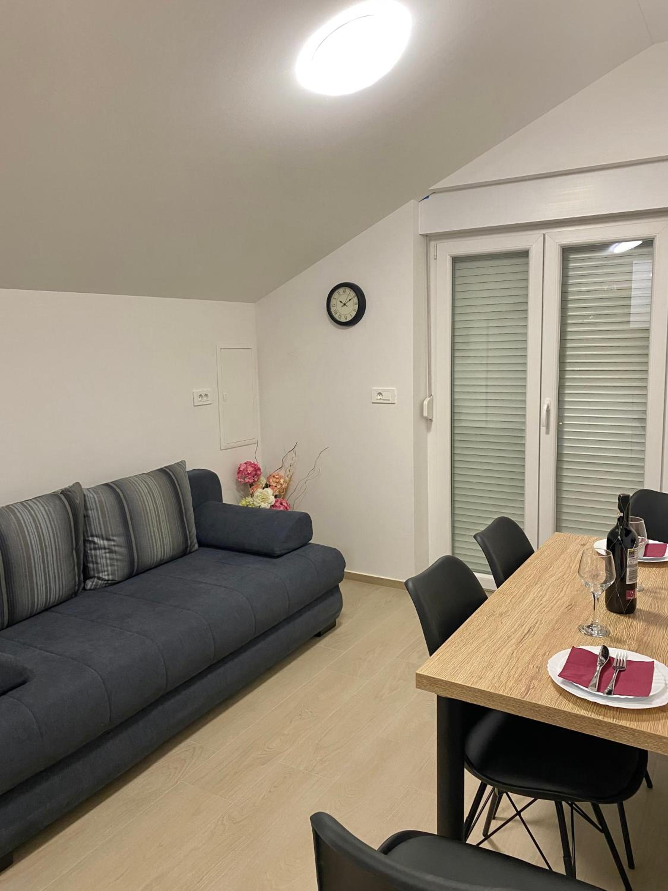 One-Bedroom Apartment photo 1