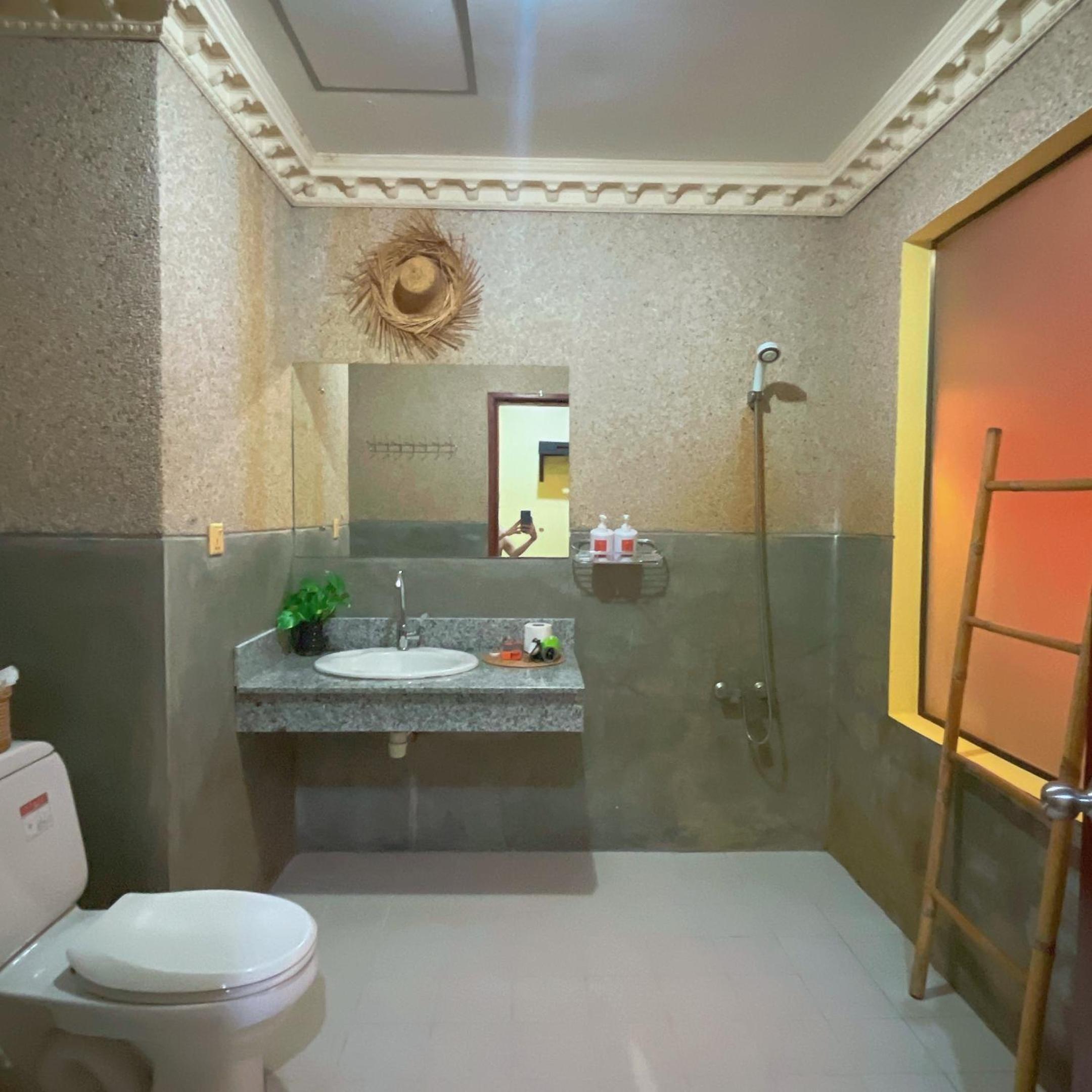 Deluxe Double Room with Balcony @ Free Pickup photo 3