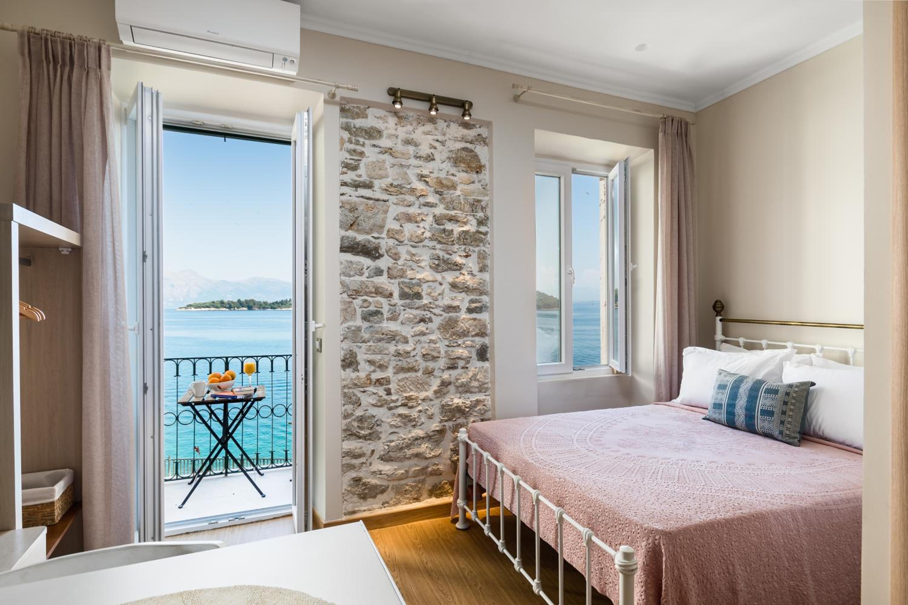 Suite with Balcony and Sea view photo 1