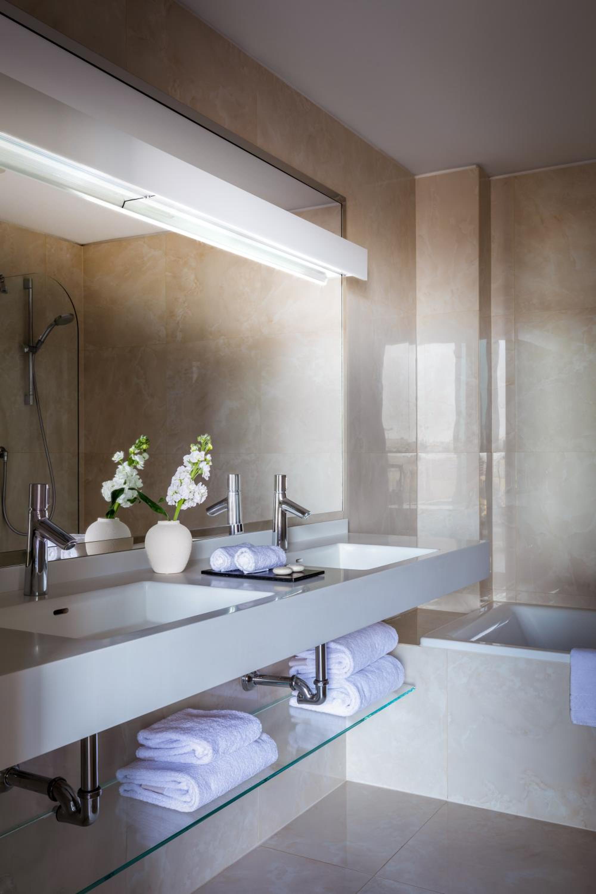 Suite with Spa Access (Non Smoking) thumbnail 5