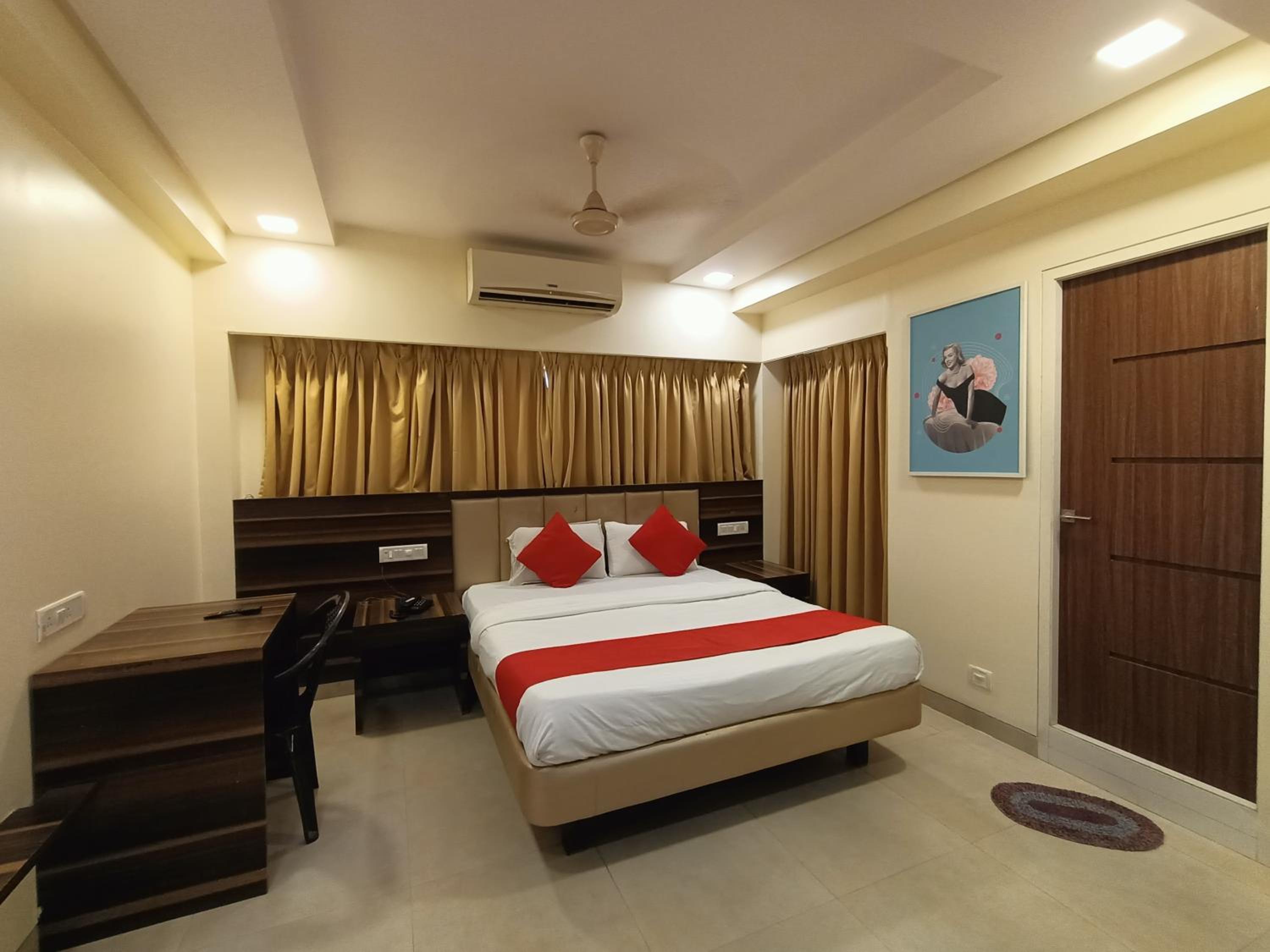 Deluxe Room - Photo 17