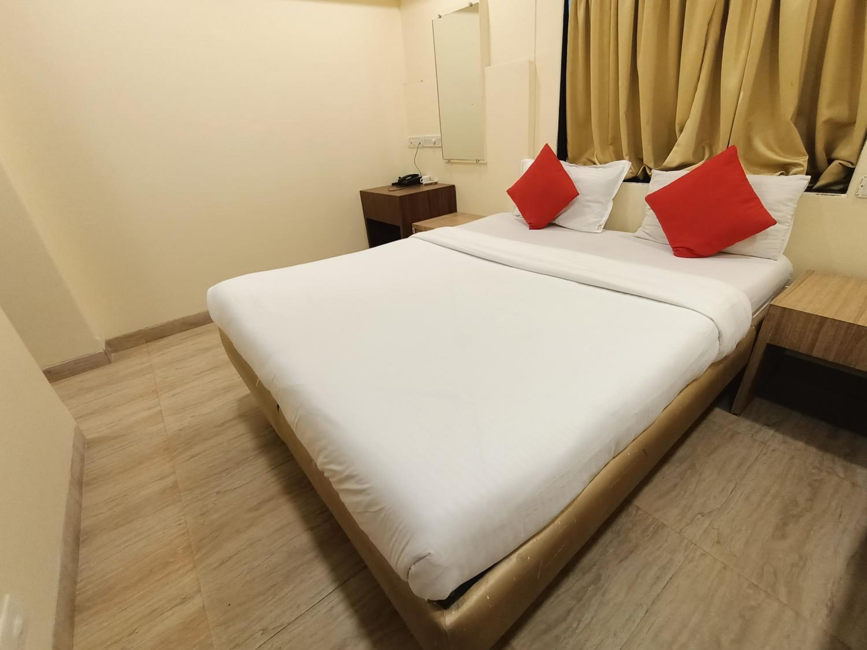 Deluxe Room - Photo 16