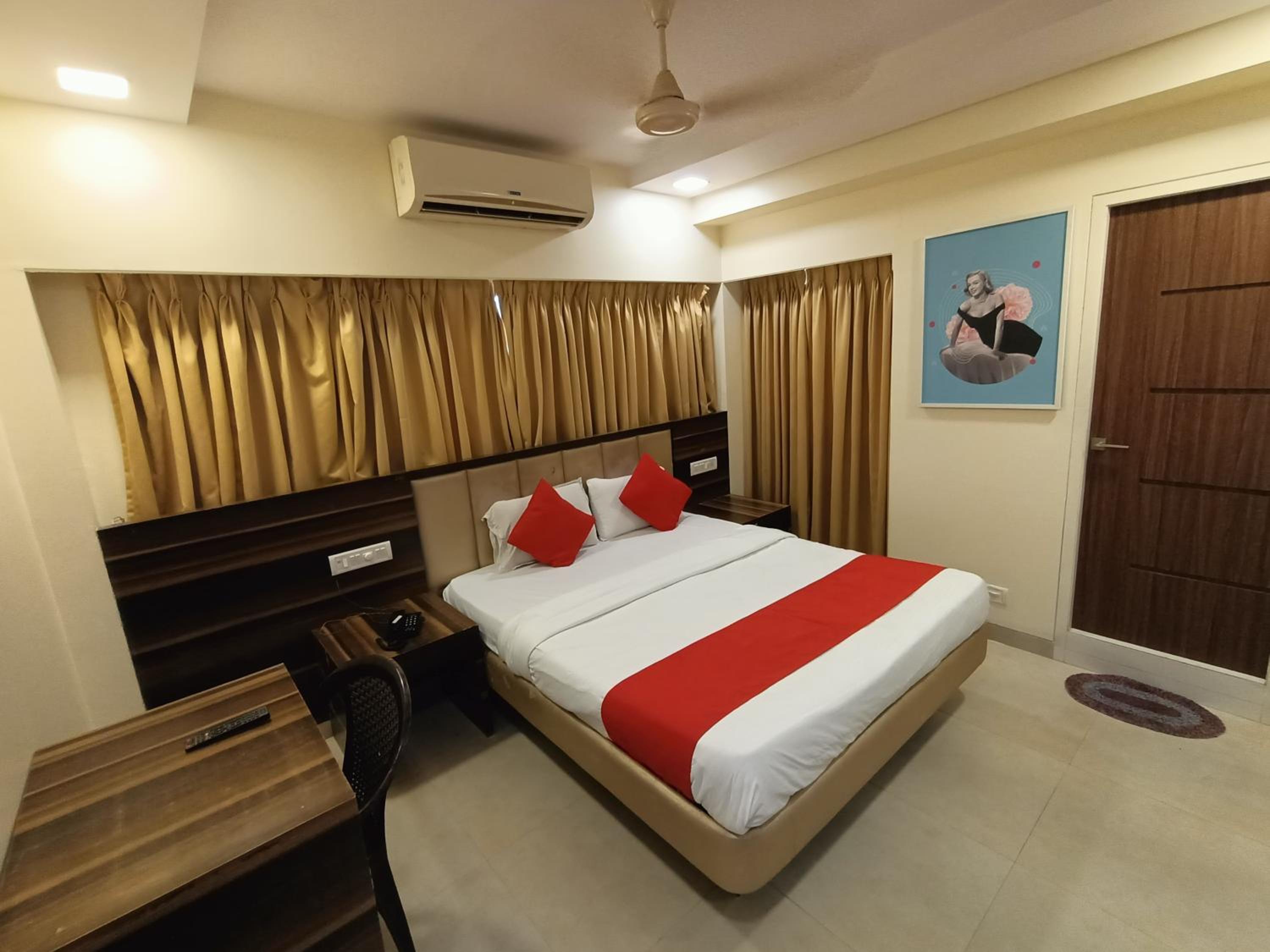 Deluxe Room - Photo 11