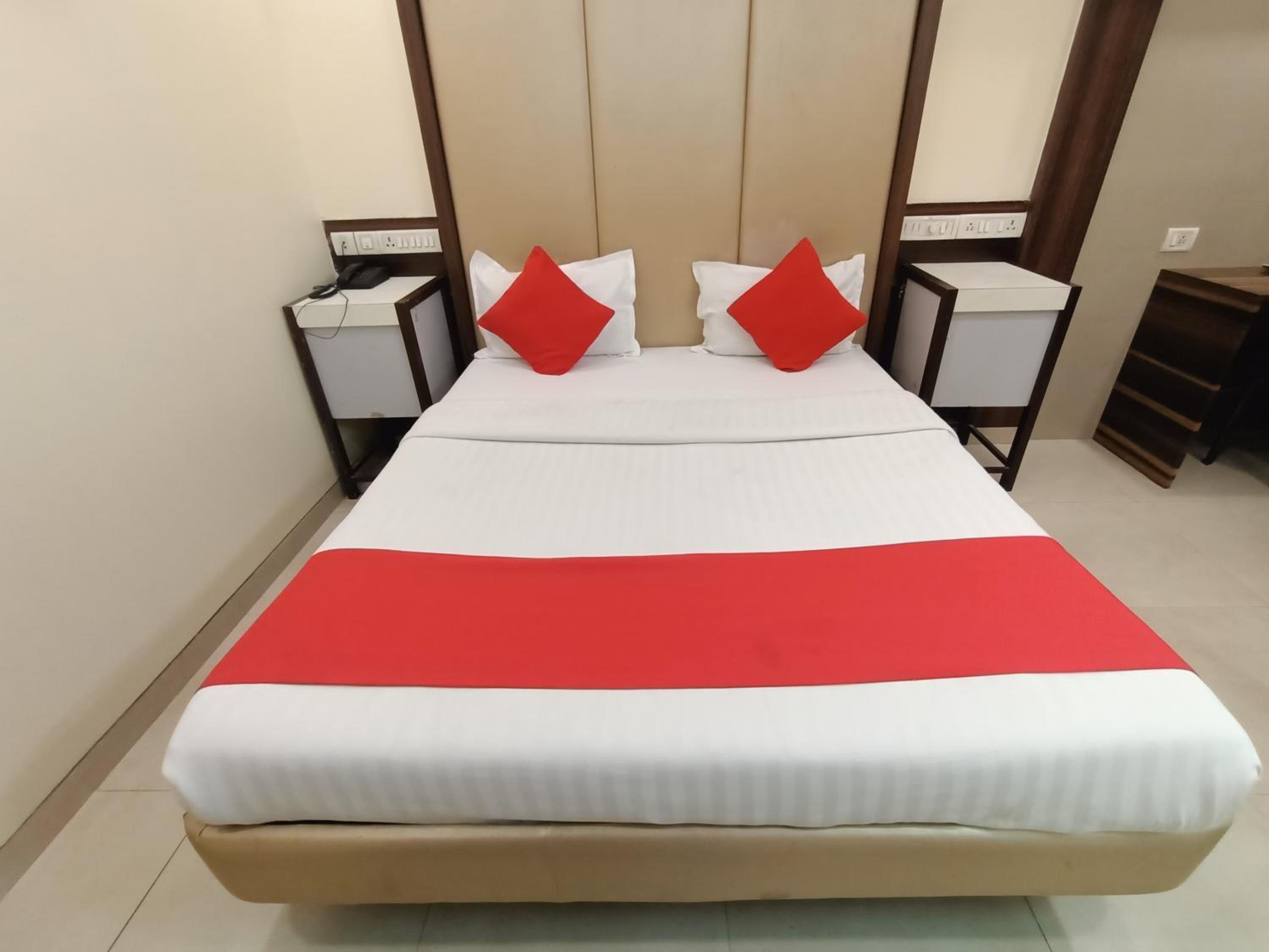 Deluxe Room - Photo 13