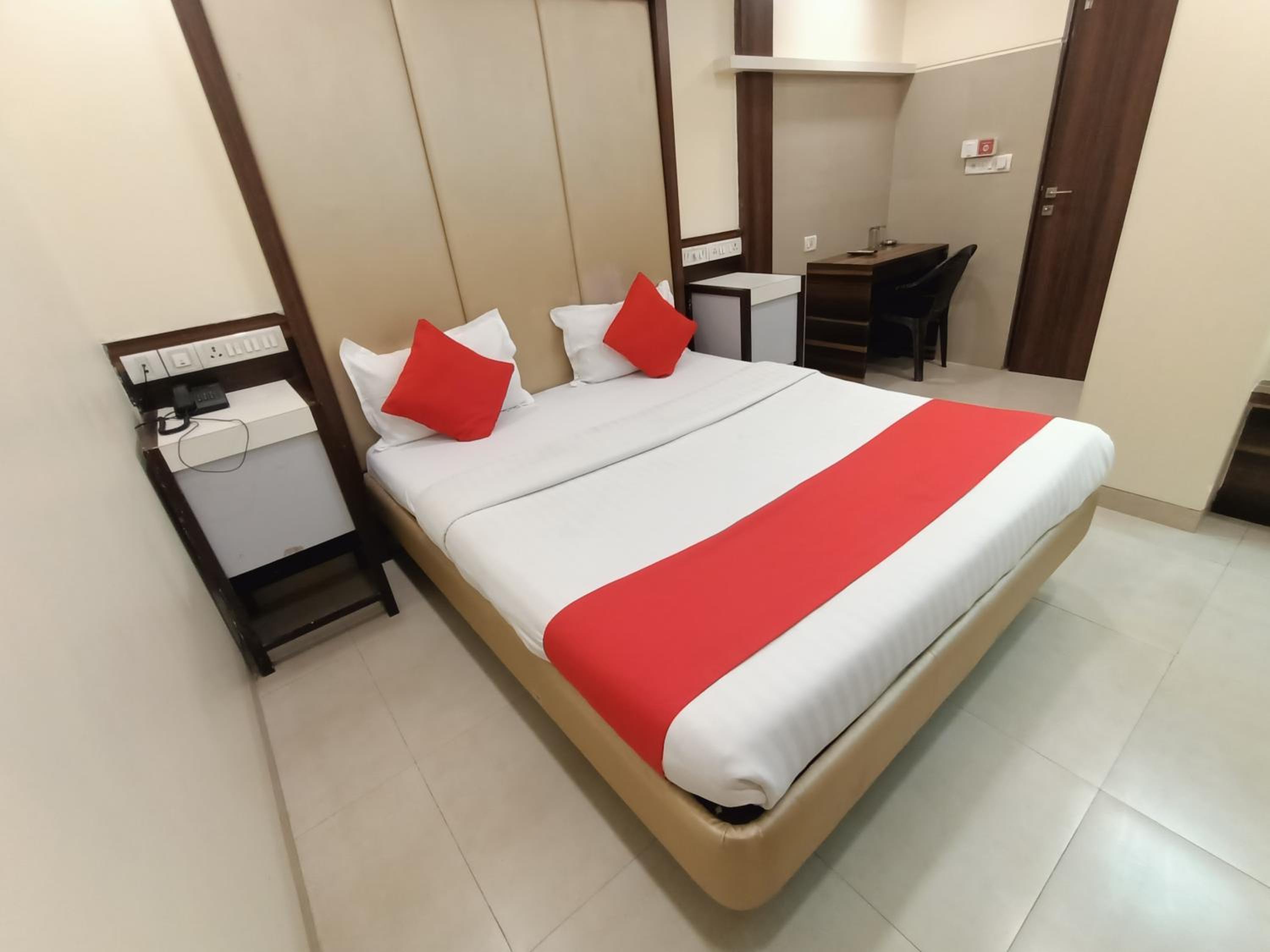 Deluxe Room - Photo 12