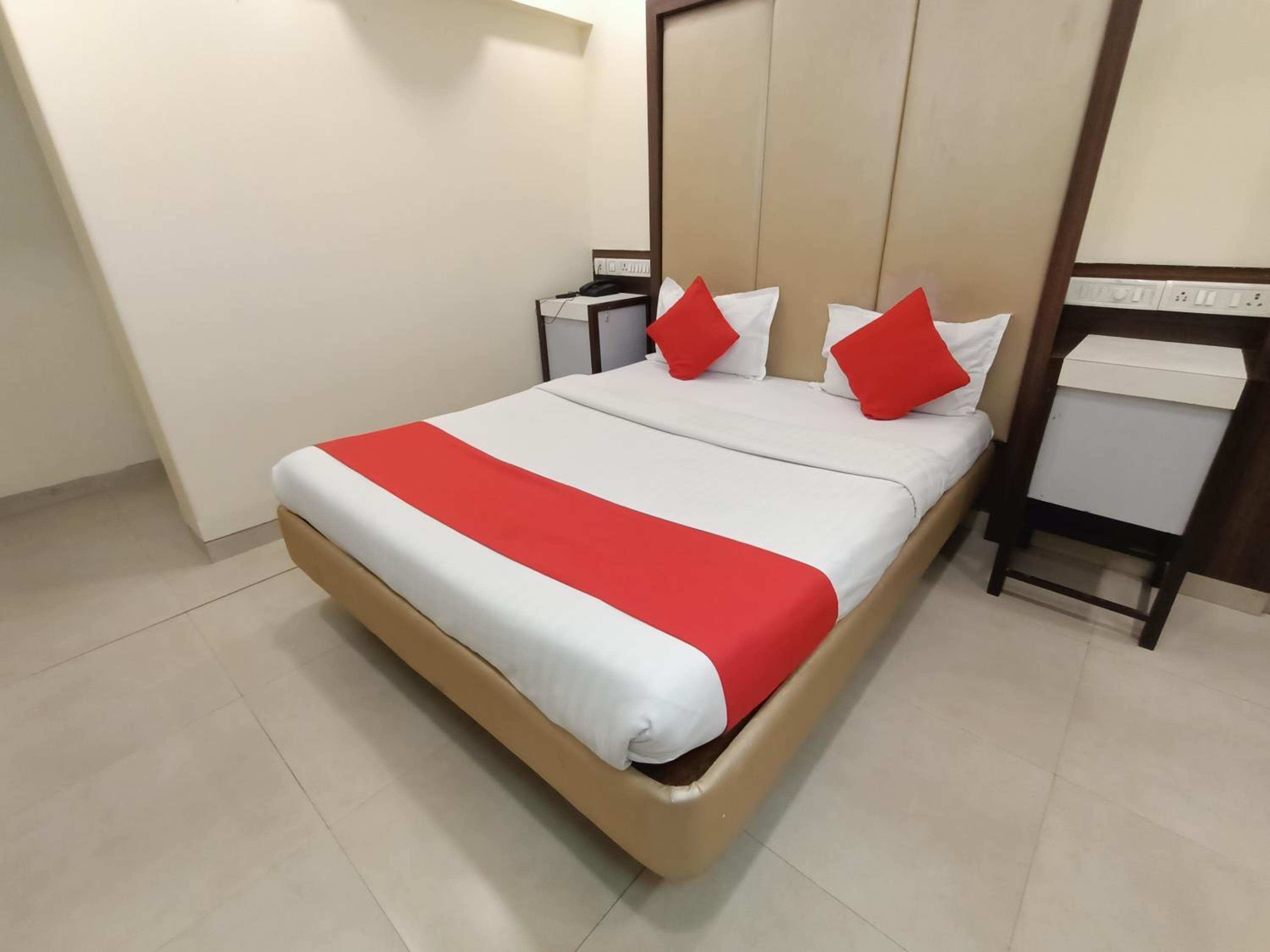 Deluxe Room - Photo 10