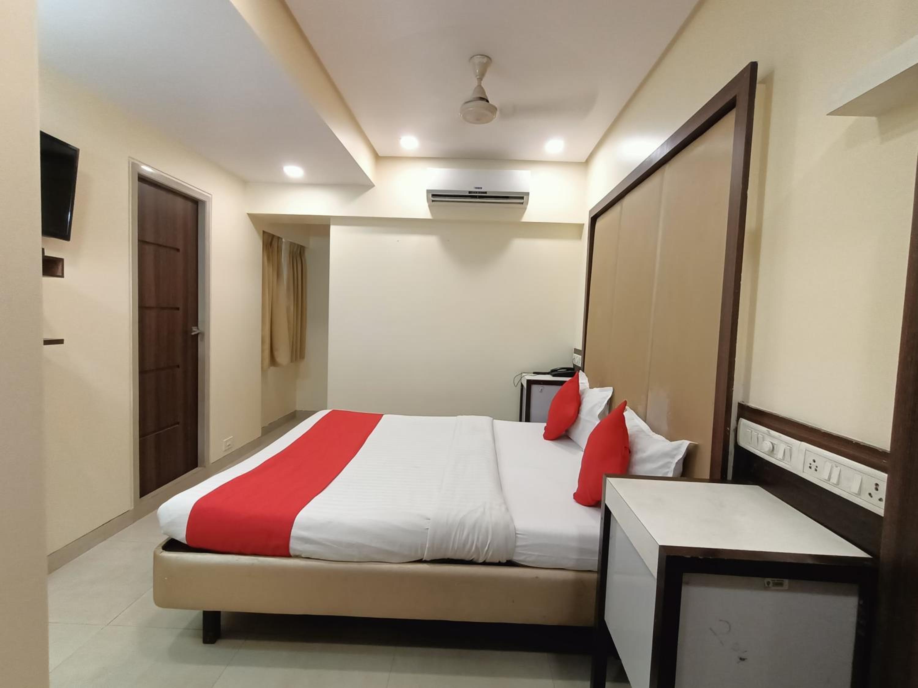 Deluxe Room - Photo 9