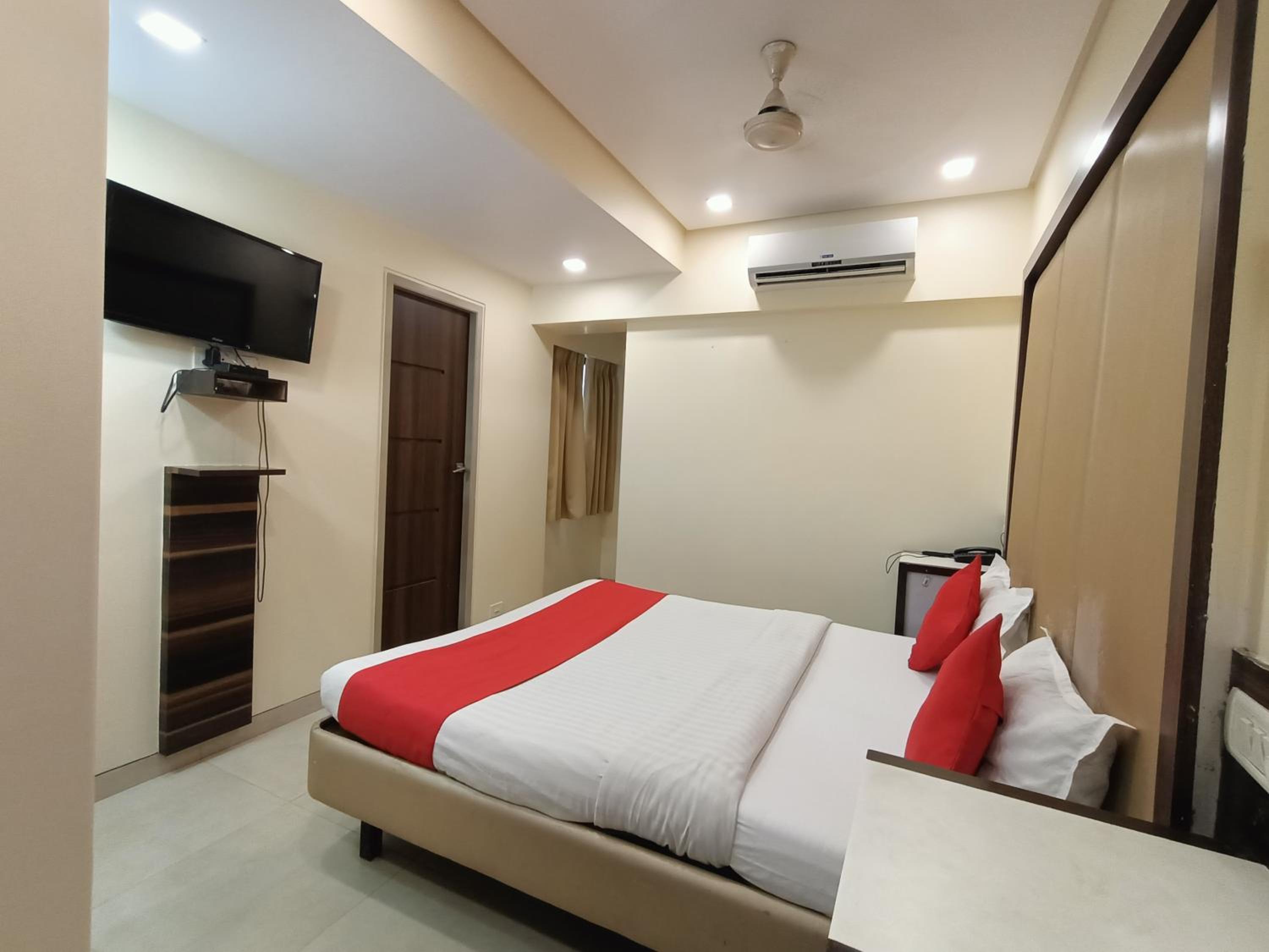 Deluxe Room - Photo 7