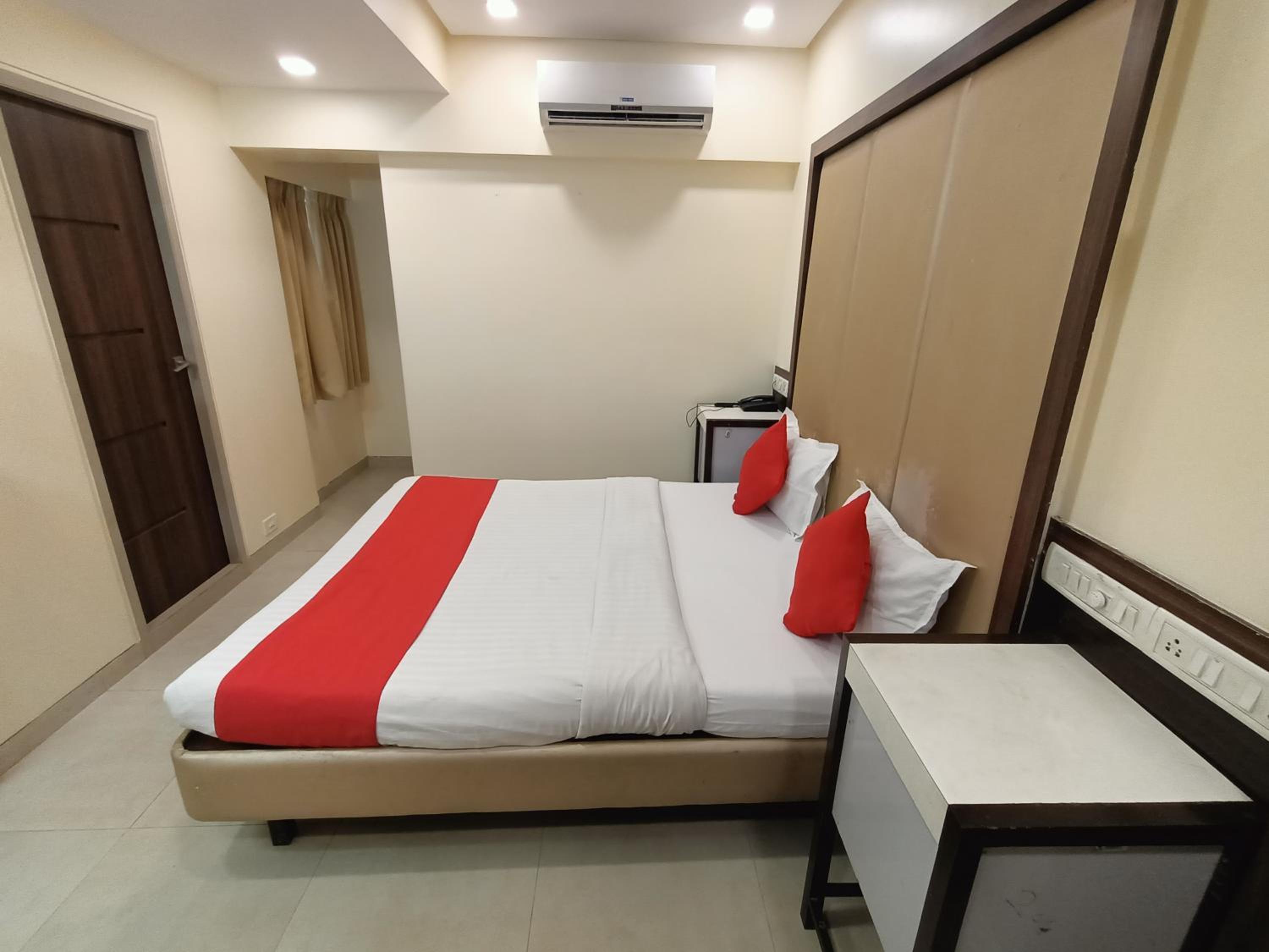 Deluxe Room - Photo 6