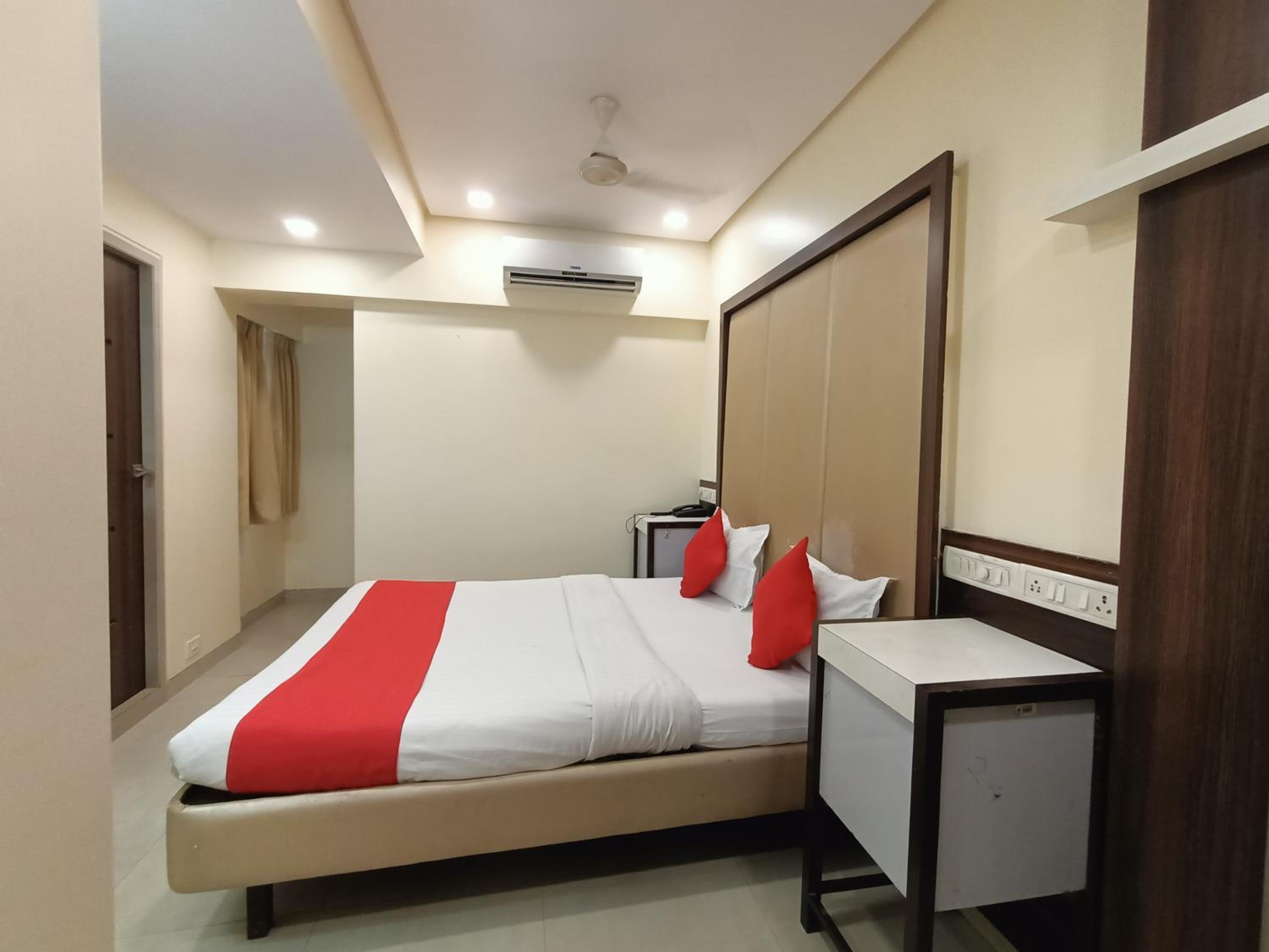 Deluxe Room - Photo 5