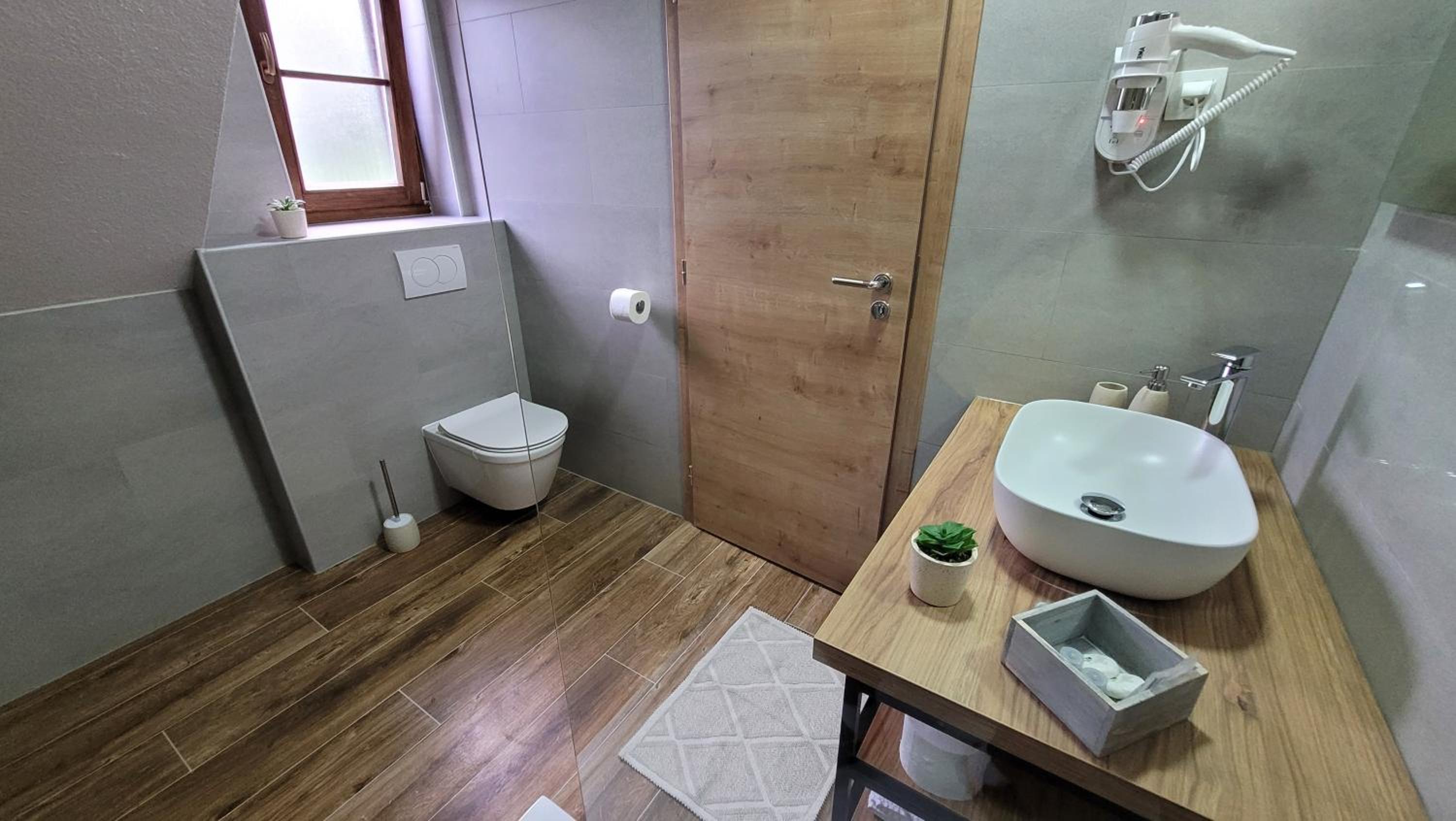Standard Double Room - Photo 9