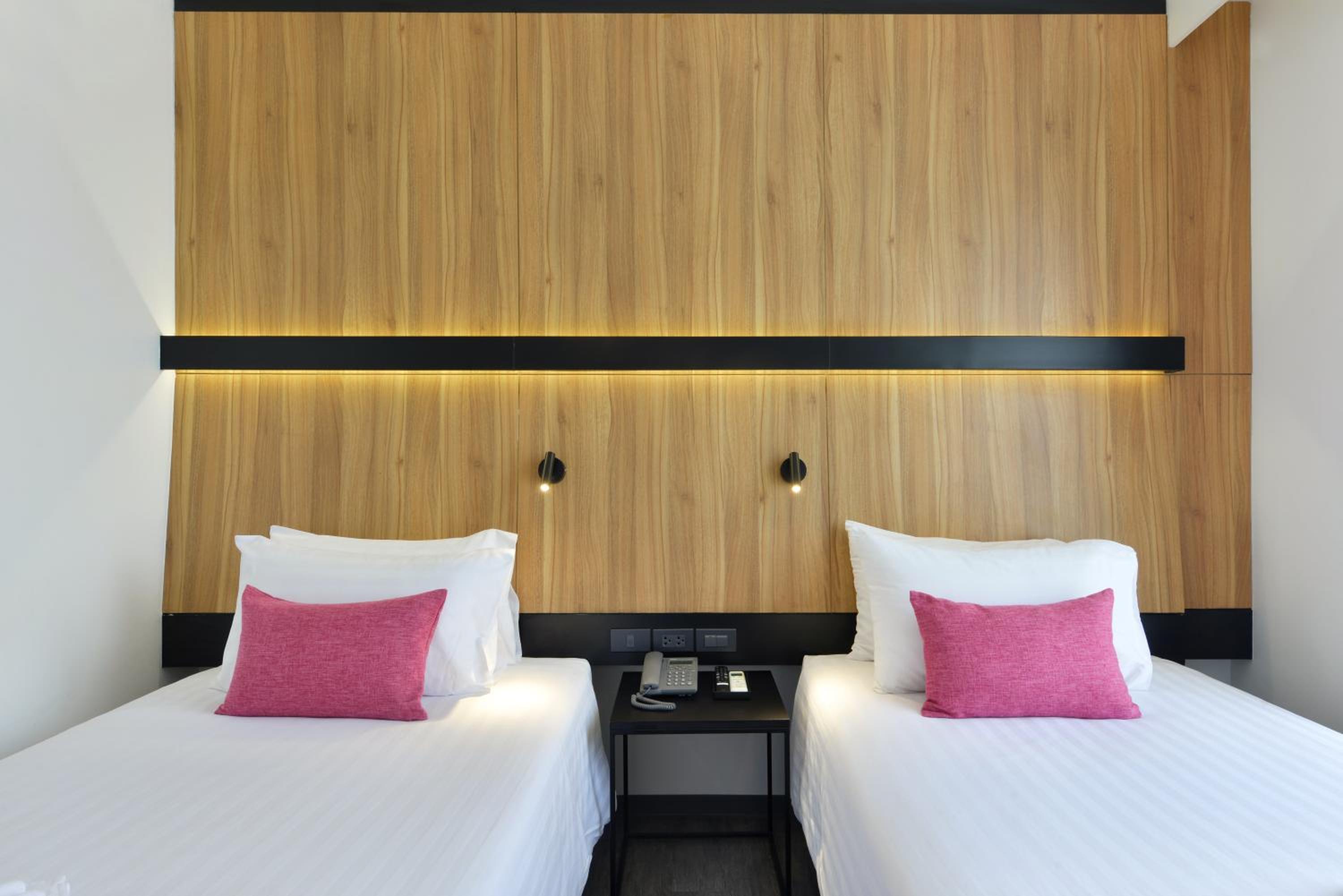 Twin Room with Lake View - Photo 1
