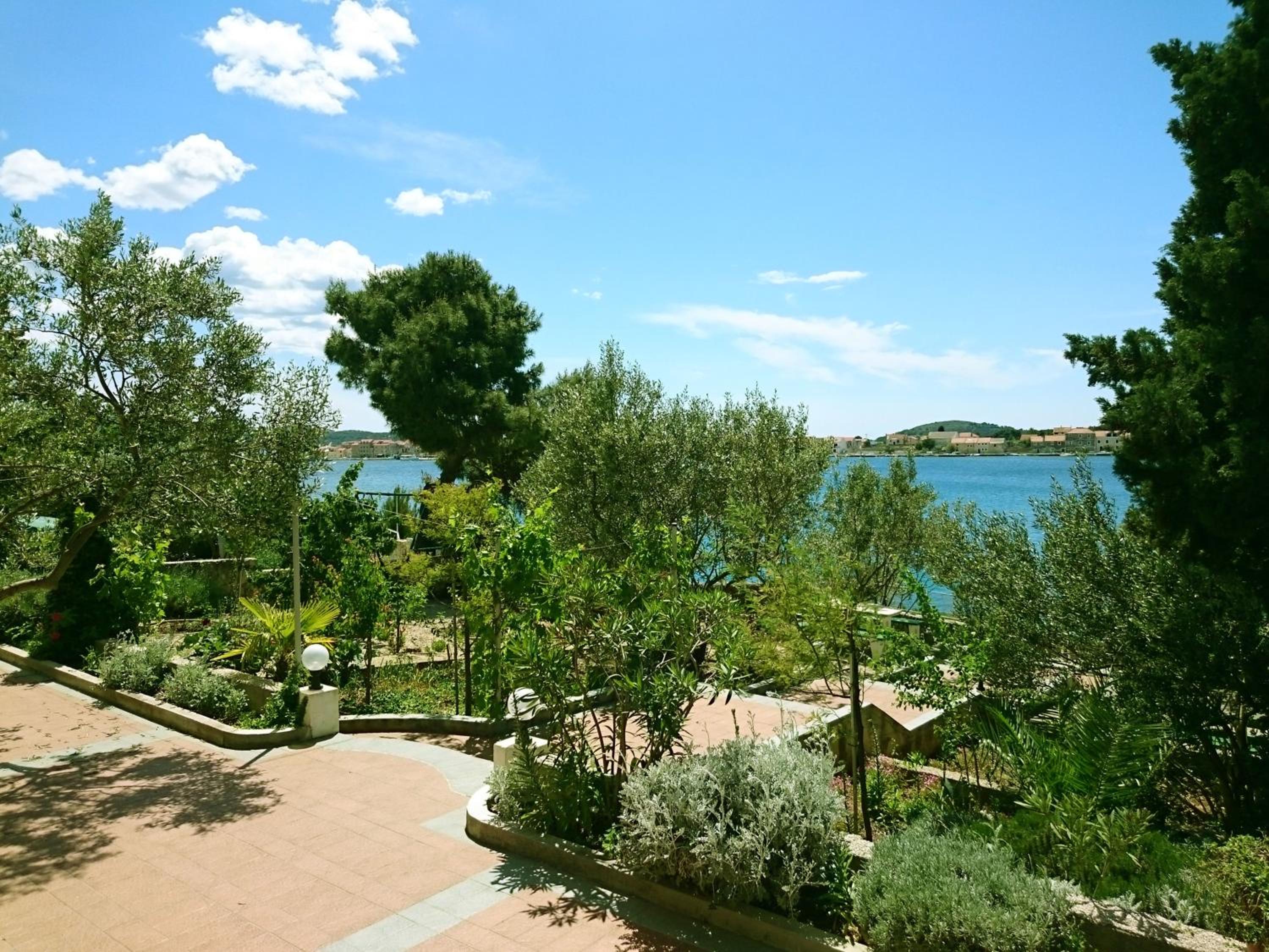 One-Bedroom Apartment with terrace and sea view (4 Adults)