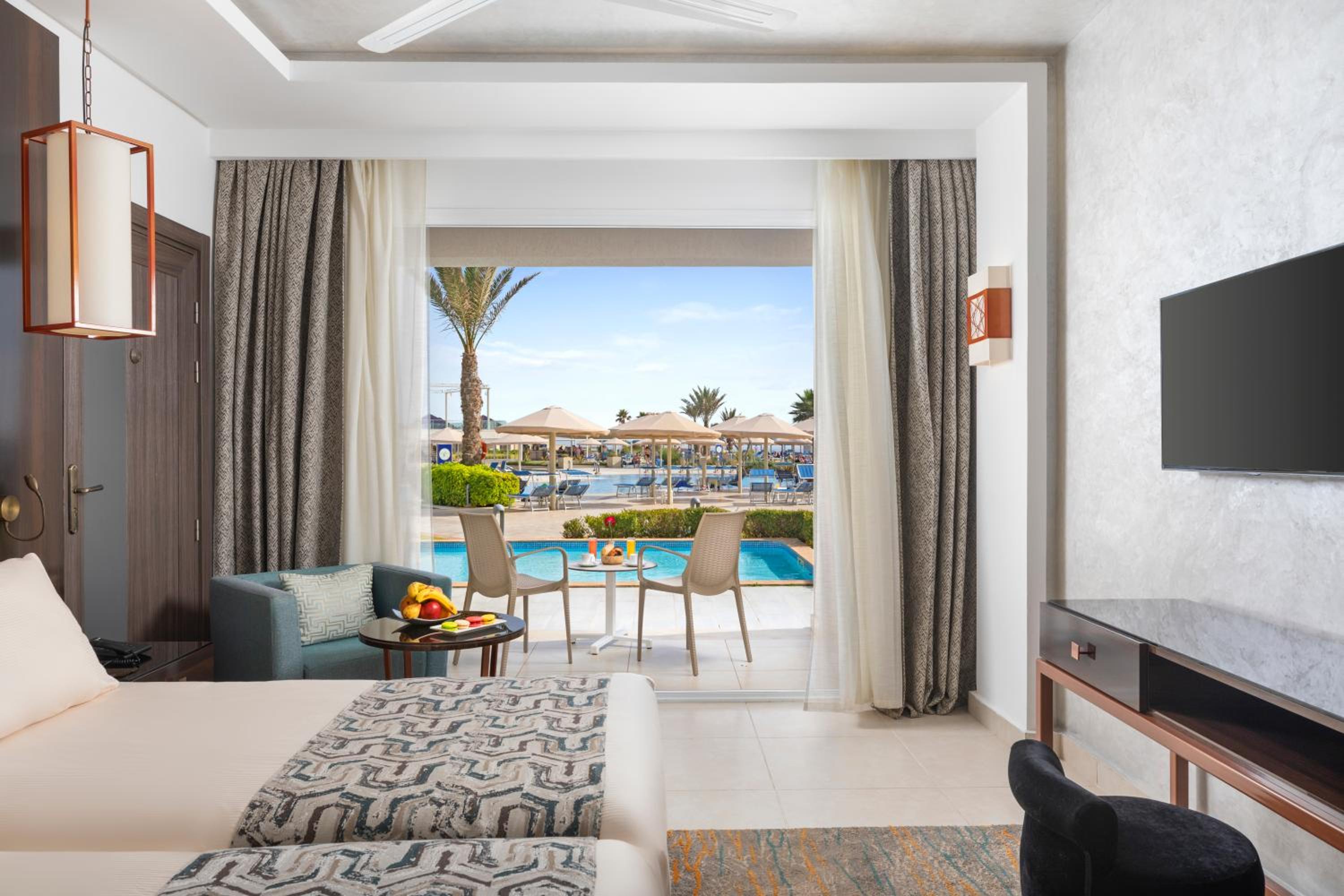 Sea Front with relaxing pool